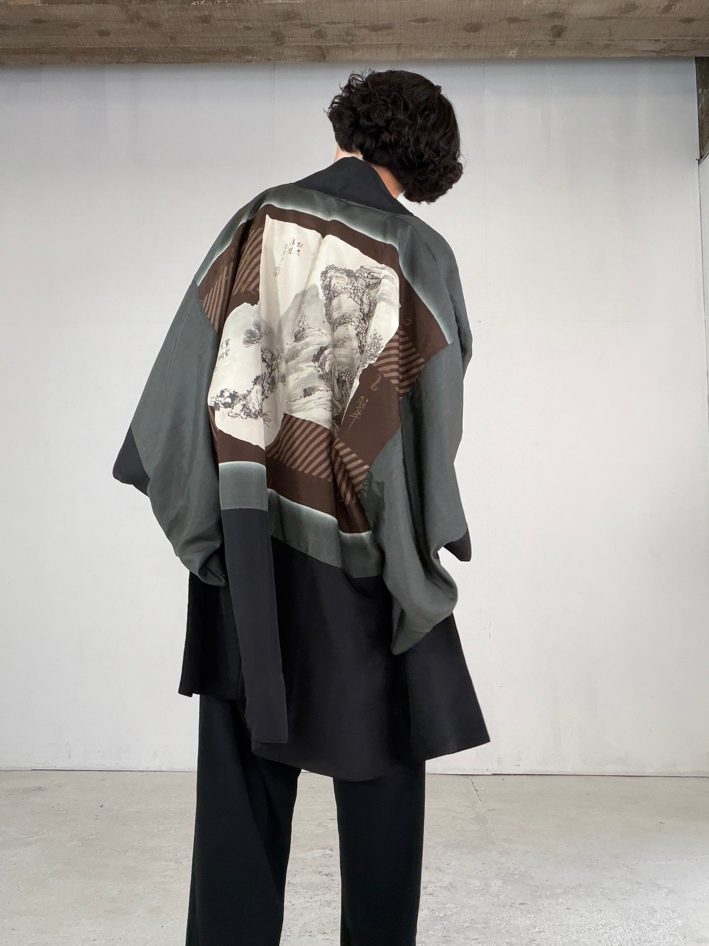 VINTAGE KUROMONTSUKI HAORI "nijuwa-mon, KUR119"