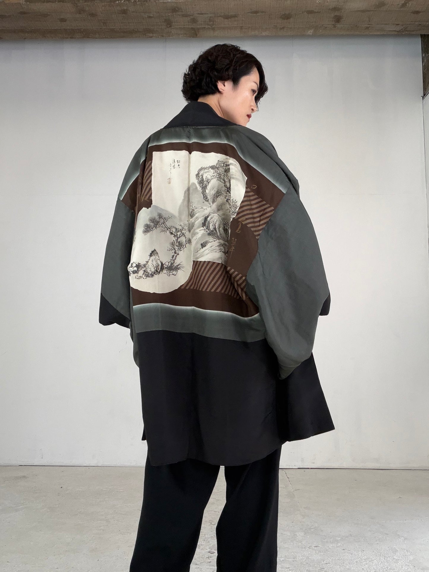 VINTAGE KUROMONTSUKI HAORI "nijuwa-mon, KUR119"