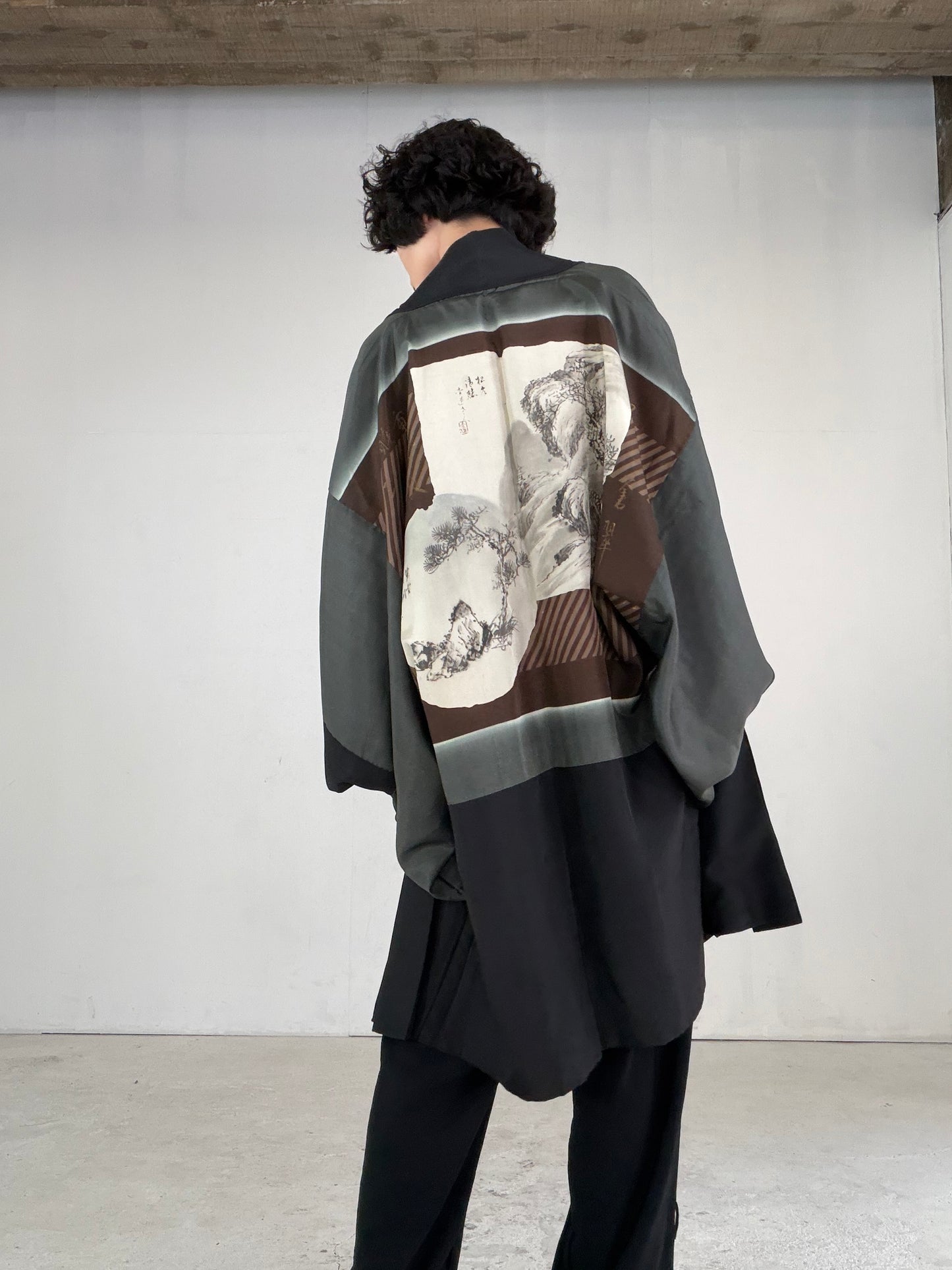 VINTAGE KUROMONTSUKI HAORI "nijuwa-mon, KUR119"
