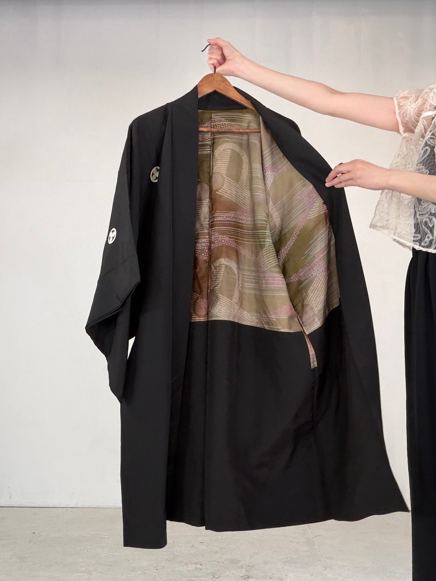VINTAGE KUROMONTSUKI HAORI "pattern, KUR121" *high-damage