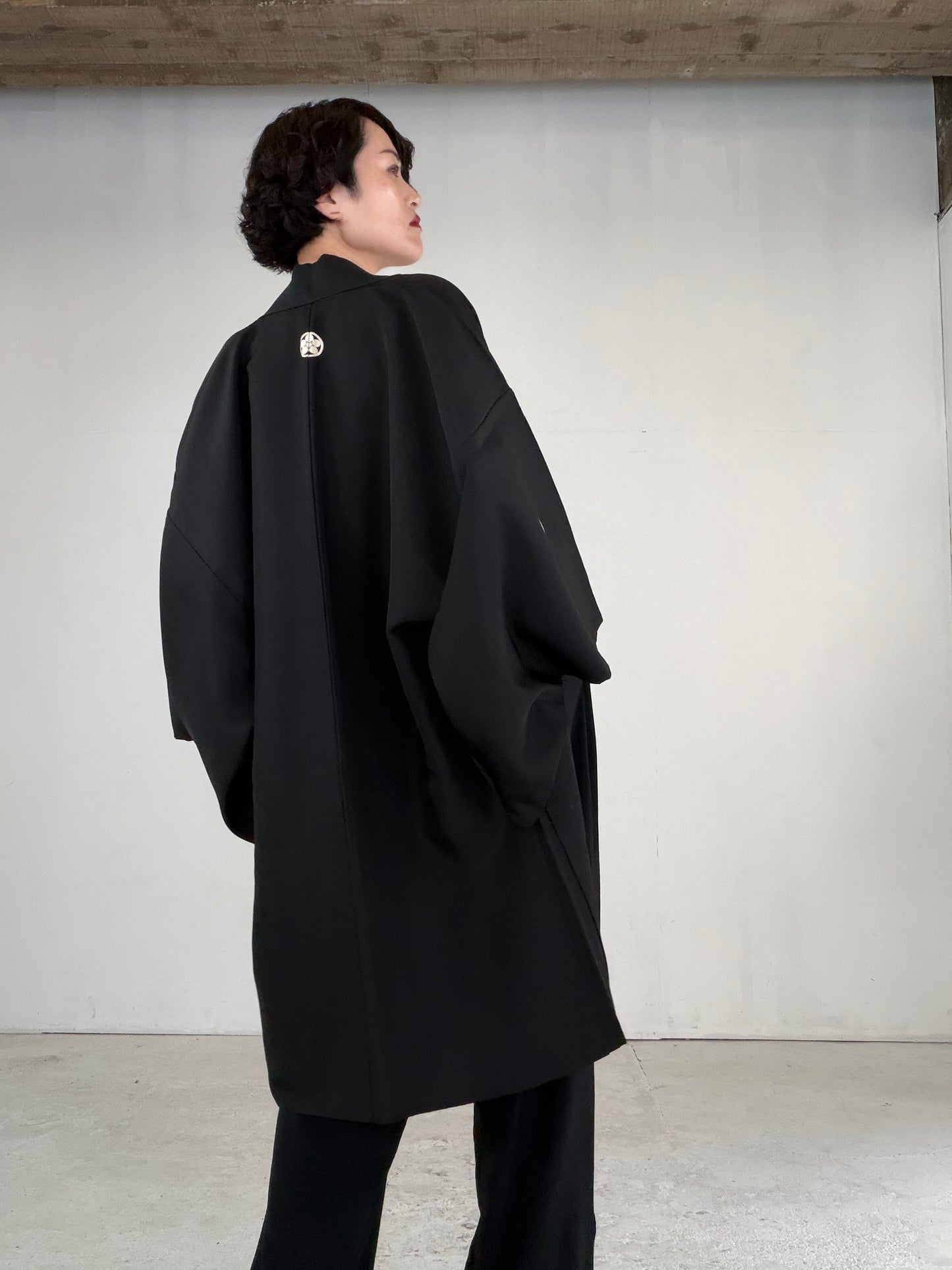VINTAGE KUROMONTSUKI HAORI "cherry blossoms, maruni-kenkatabami, KUR121" *hari-mon