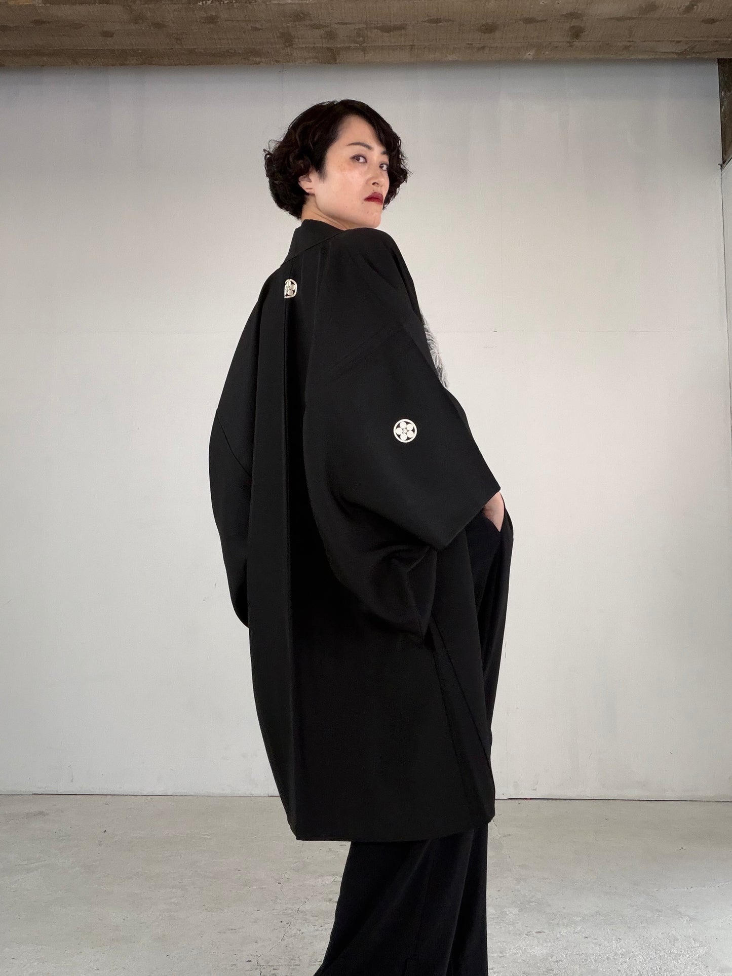 VINTAGE KUROMONTSUKI HAORI "cherry blossoms, maruni-kenkatabami, KUR121" *hari-mon