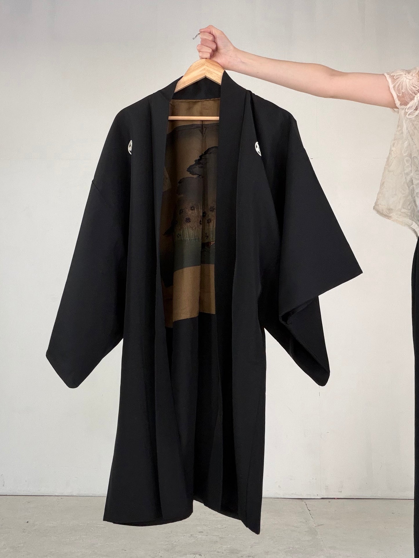 VINTAGE KUROMONTSUKI HAORI "cherry blossoms, maruni-kenkatabami, KUR121" *hari-mon