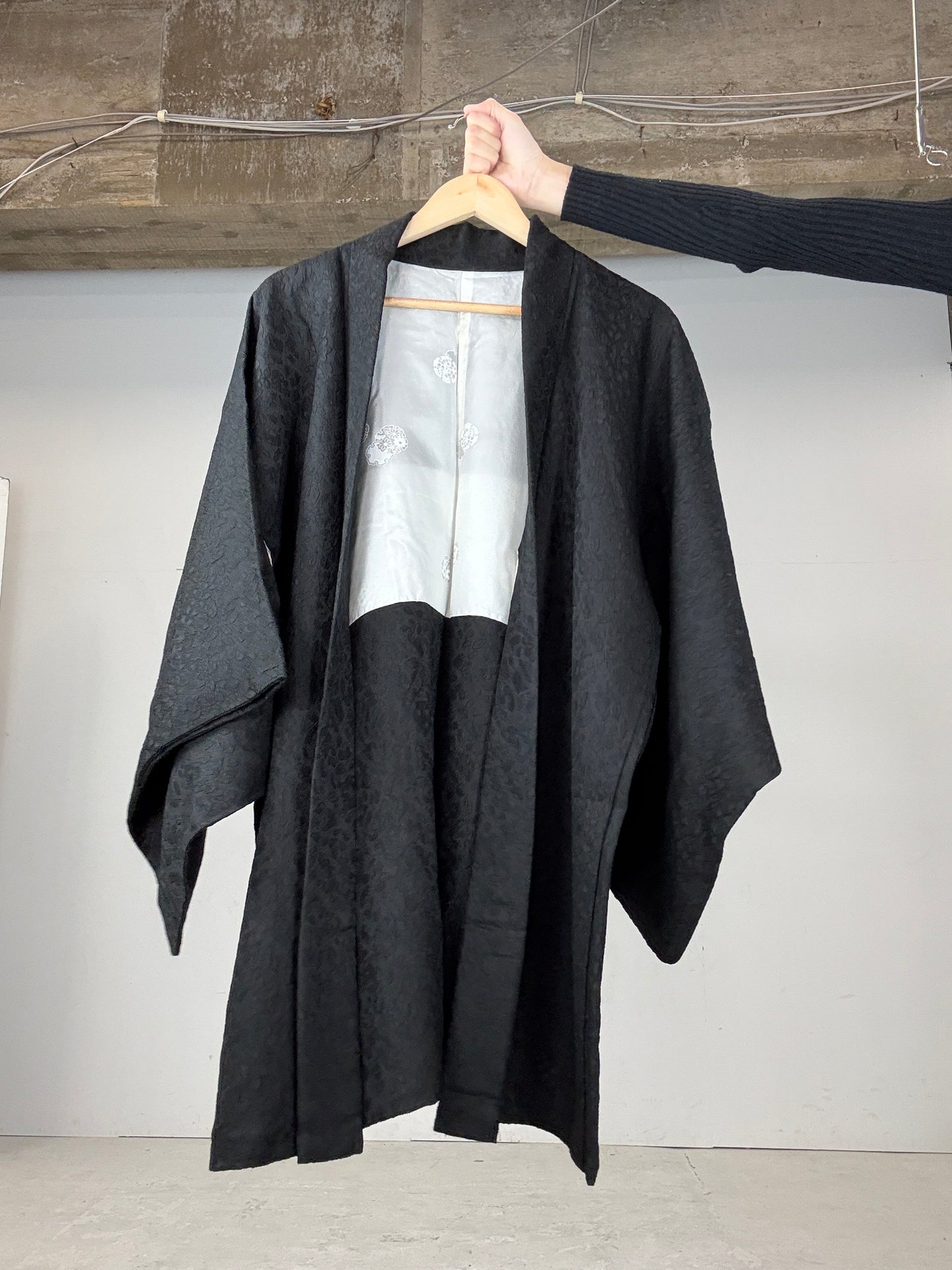 VINTAGE BLACK HAORI "unique ground pattern, gold, agari-fuji"