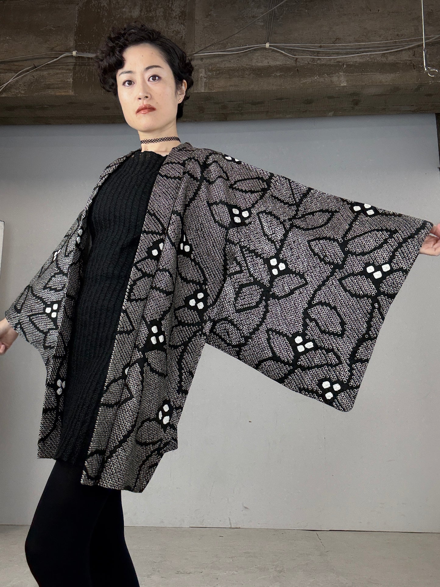 VINTAGE SHIBORI HAORI "black, flower"