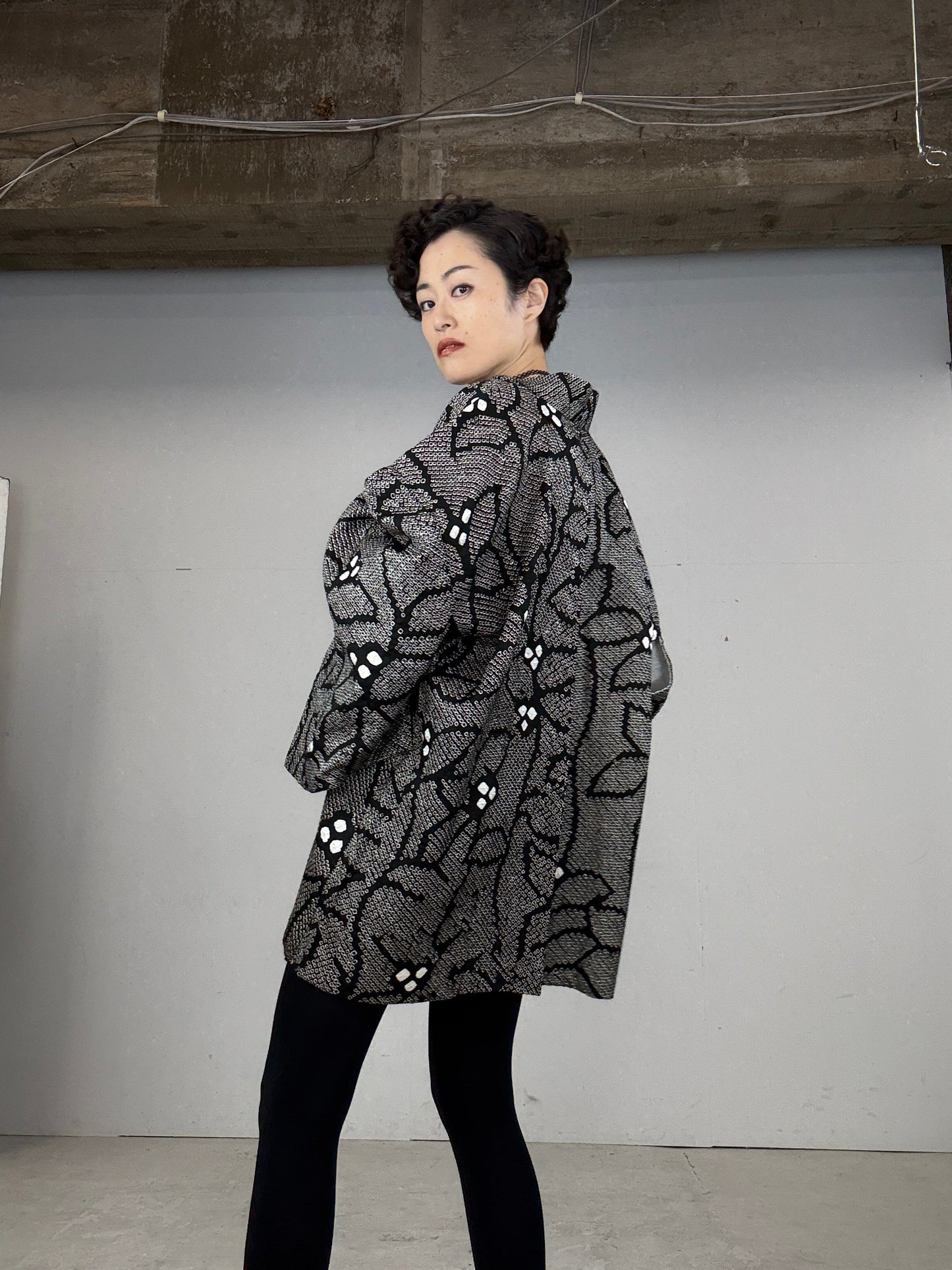 VINTAGE SHIBORI HAORI "black, flower"