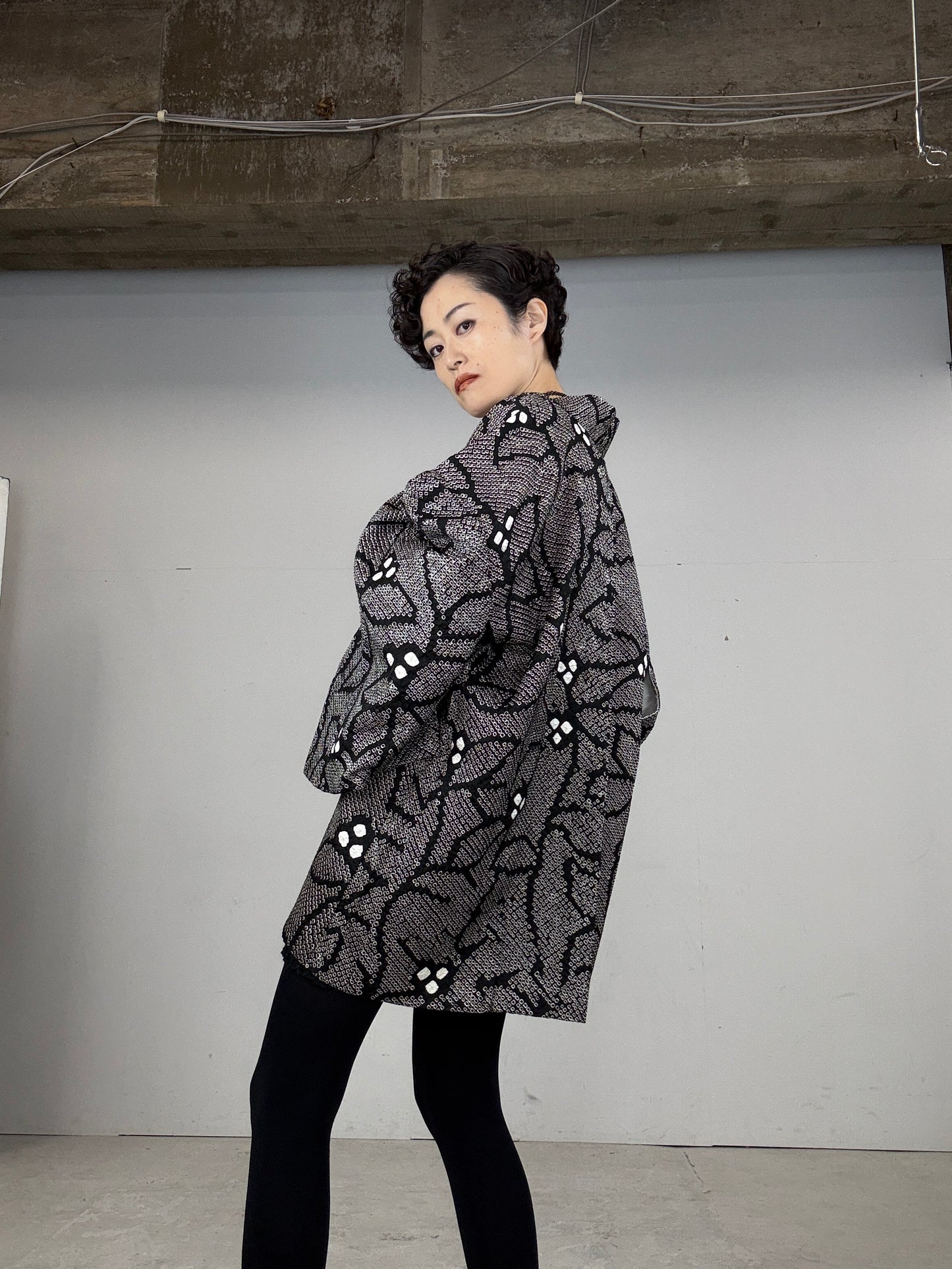 VINTAGE SHIBORI HAORI "black, flower"