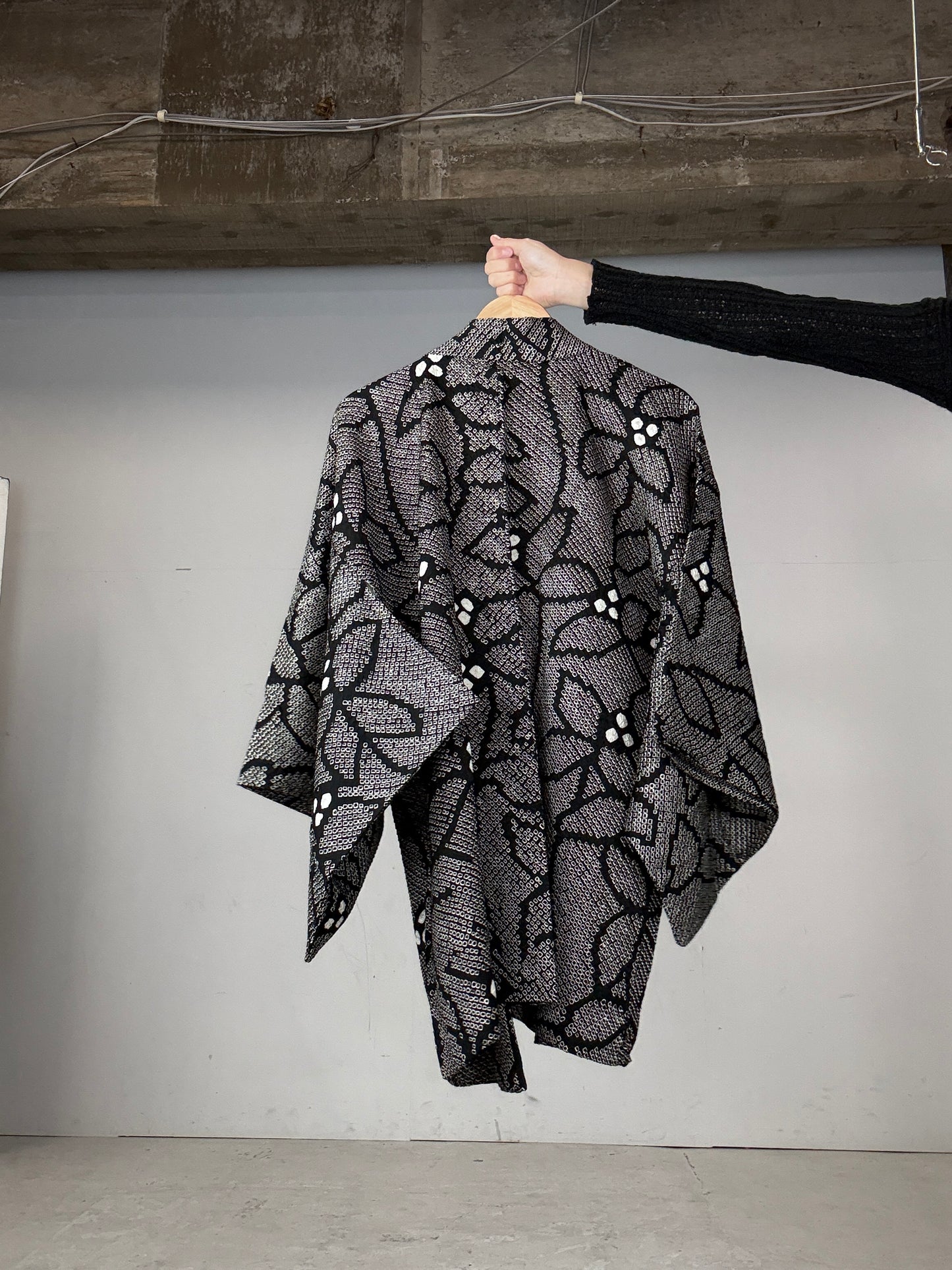 VINTAGE SHIBORI HAORI "black, flower"