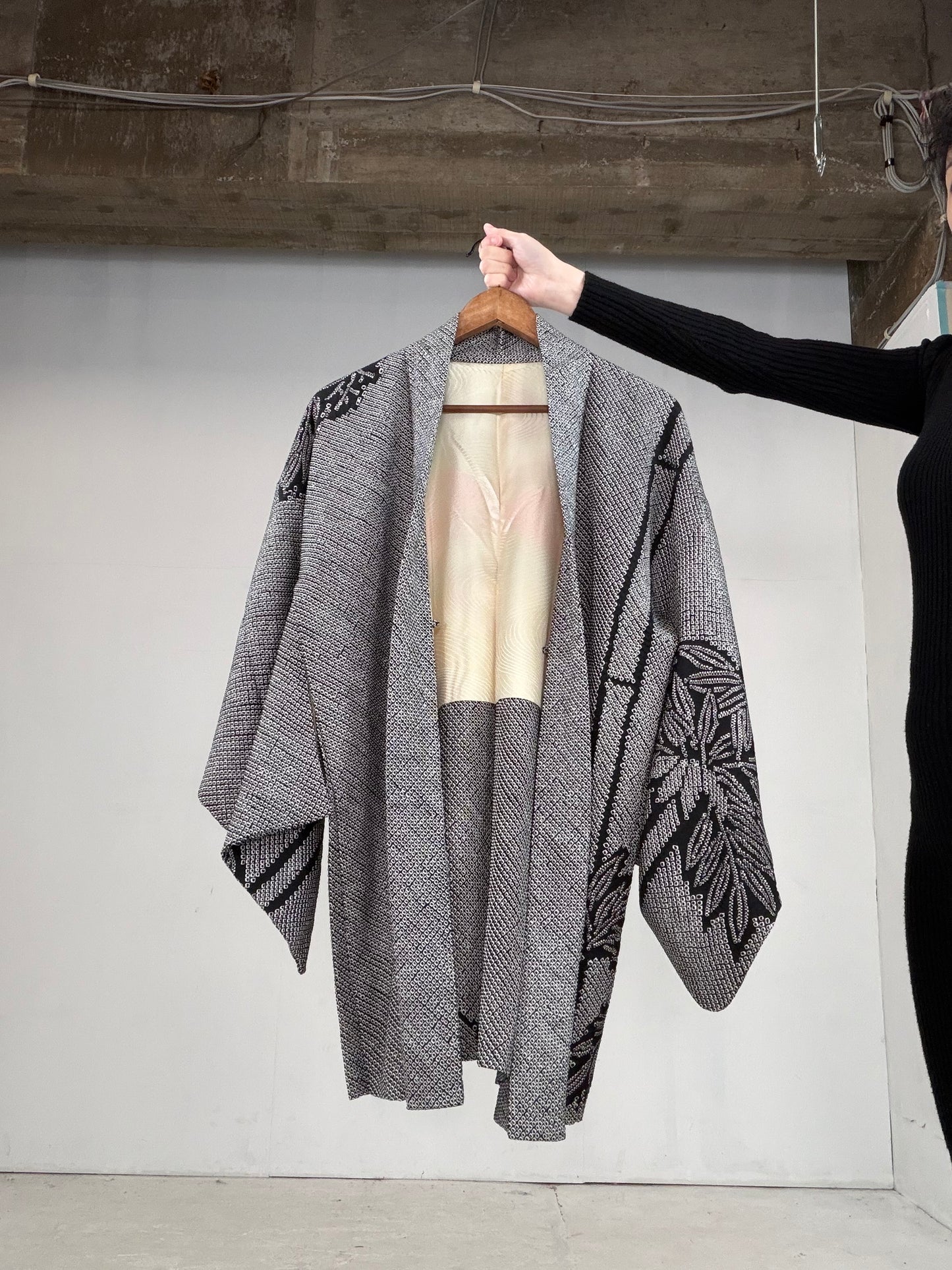 VINTAGE SHIBORI HAORI "black, bamboo, SIB107" *damage