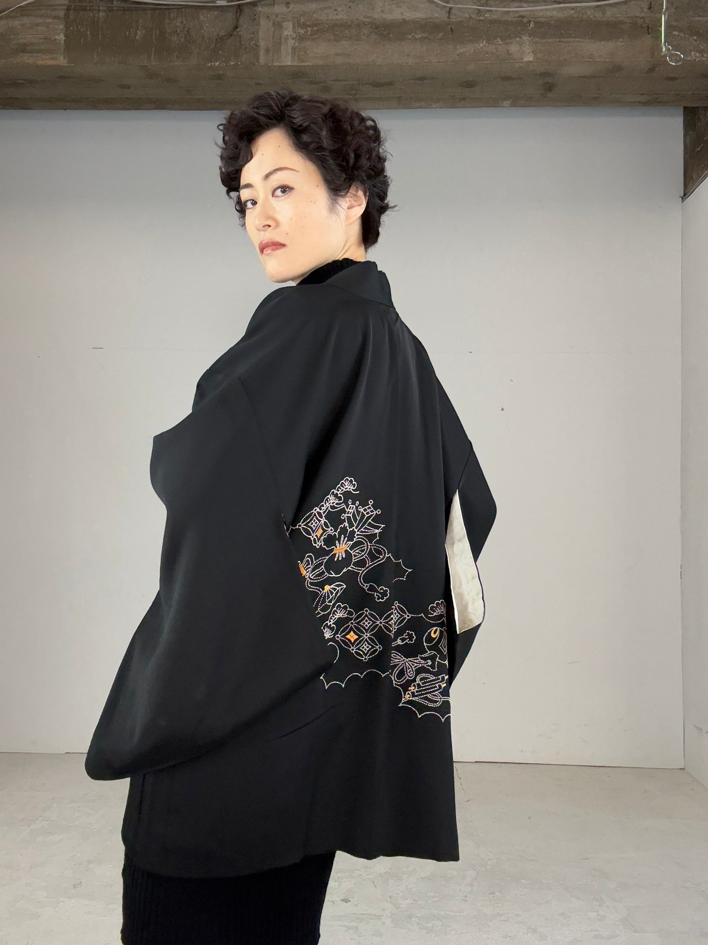 VINTAGE BLACK HAORI "embroidery,  shippou"