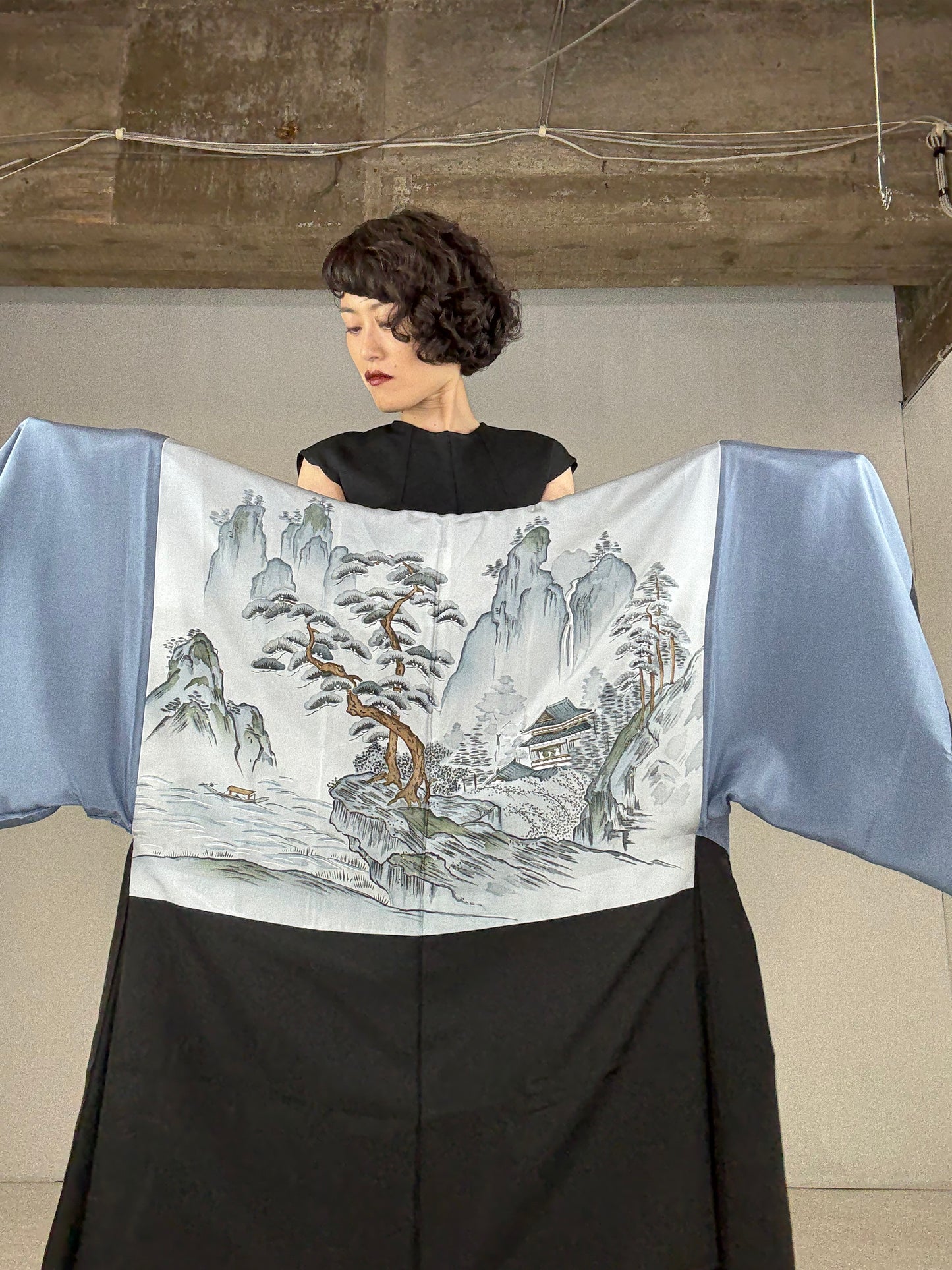 VINTAGE KUROMONTSUKI HAORI "yama no shiro"