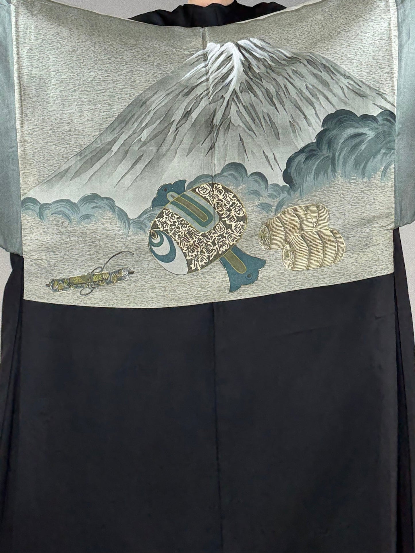 VINTAGE KUROMONTSUKI HAORI "uchide-no-koduchi"