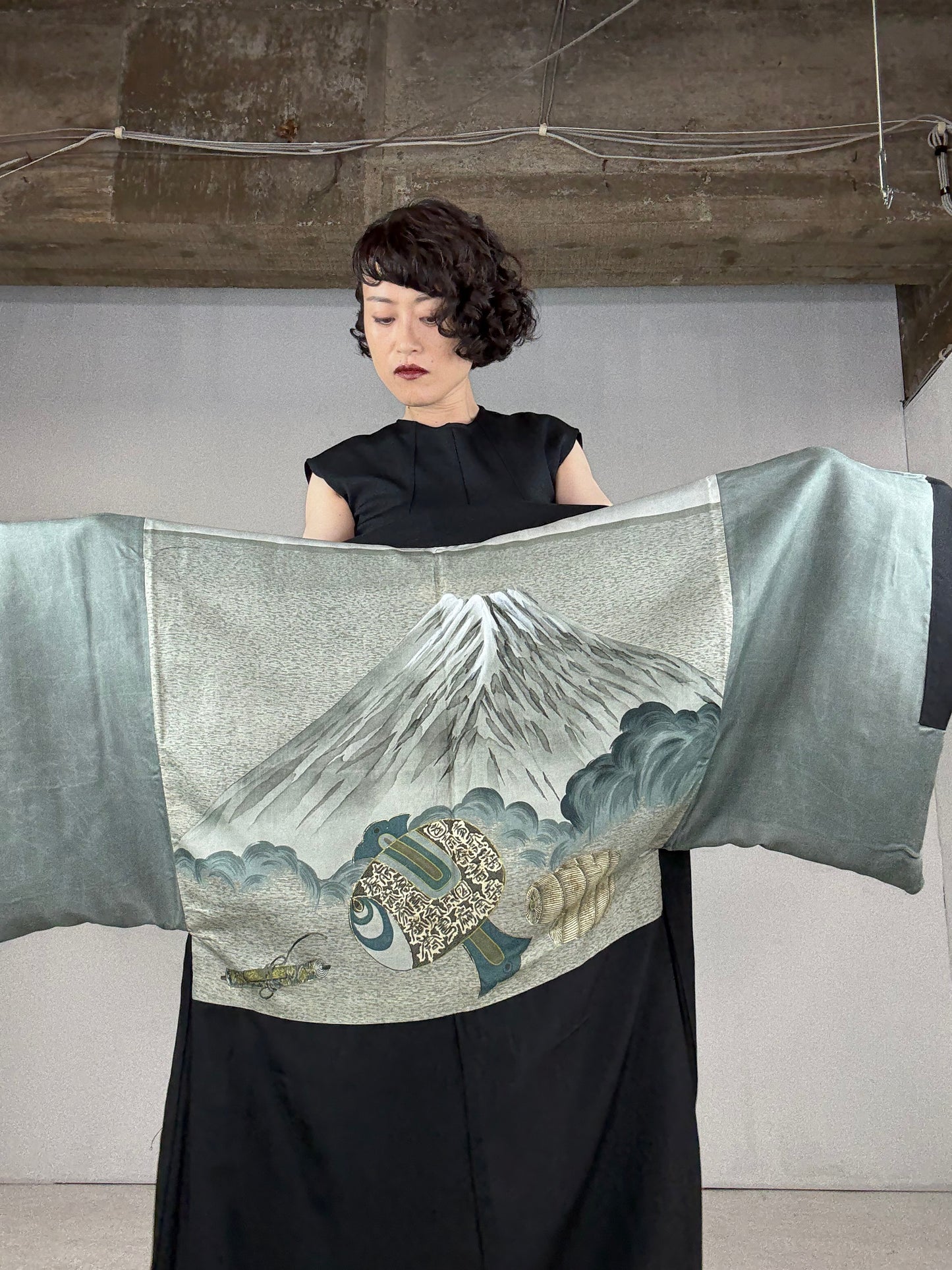 VINTAGE KUROMONTSUKI HAORI "uchide-no-koduchi"