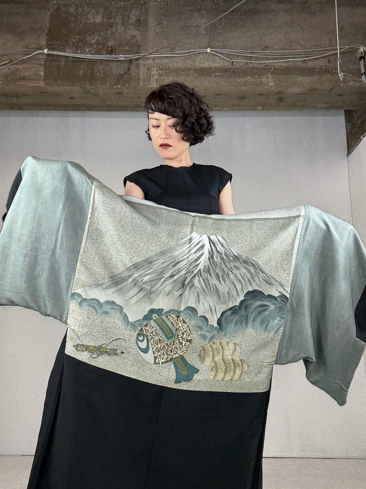 VINTAGE KUROMONTSUKI HAORI "uchide-no-koduchi"