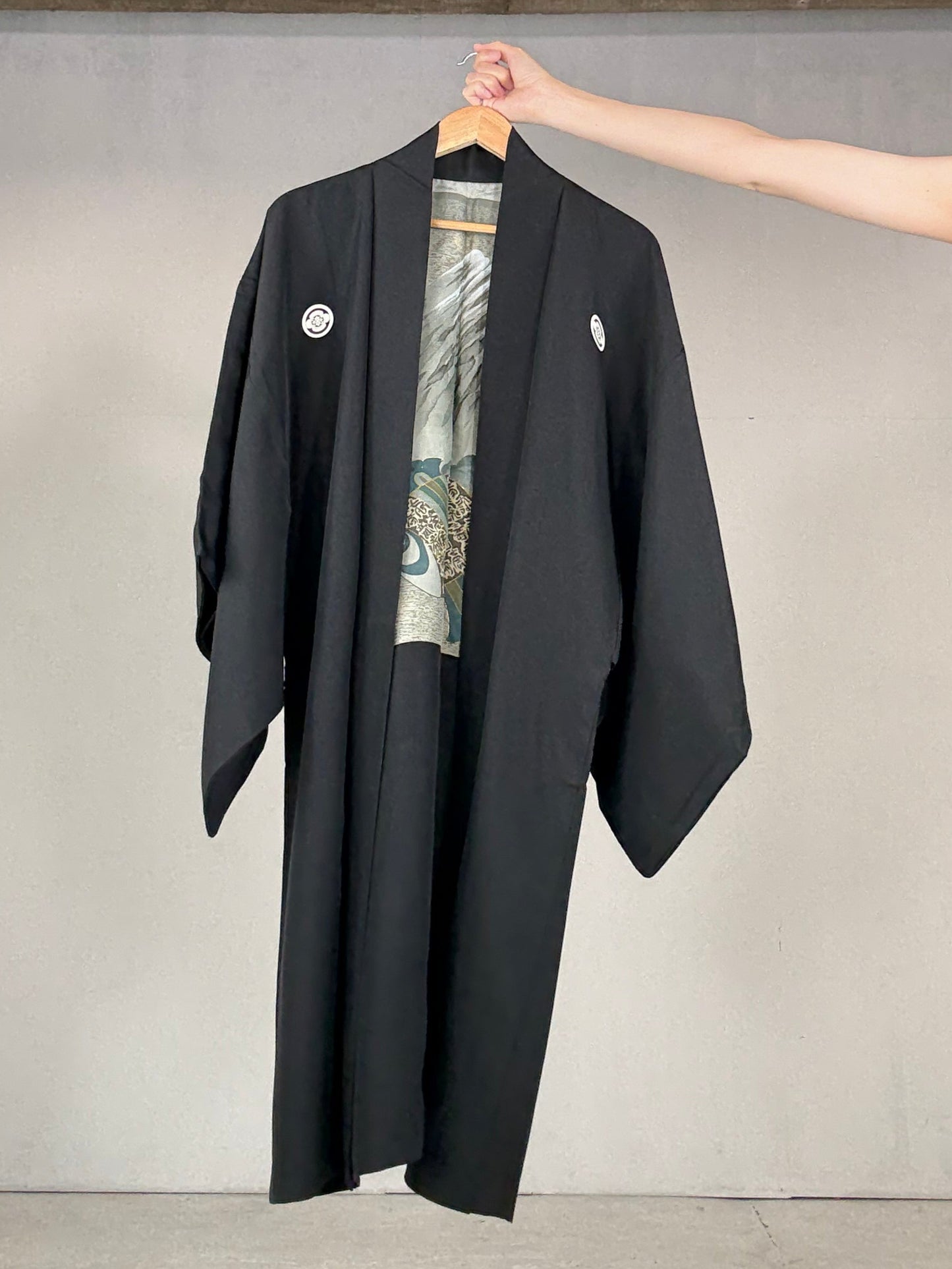 VINTAGE KUROMONTSUKI HAORI "uchide-no-koduchi"