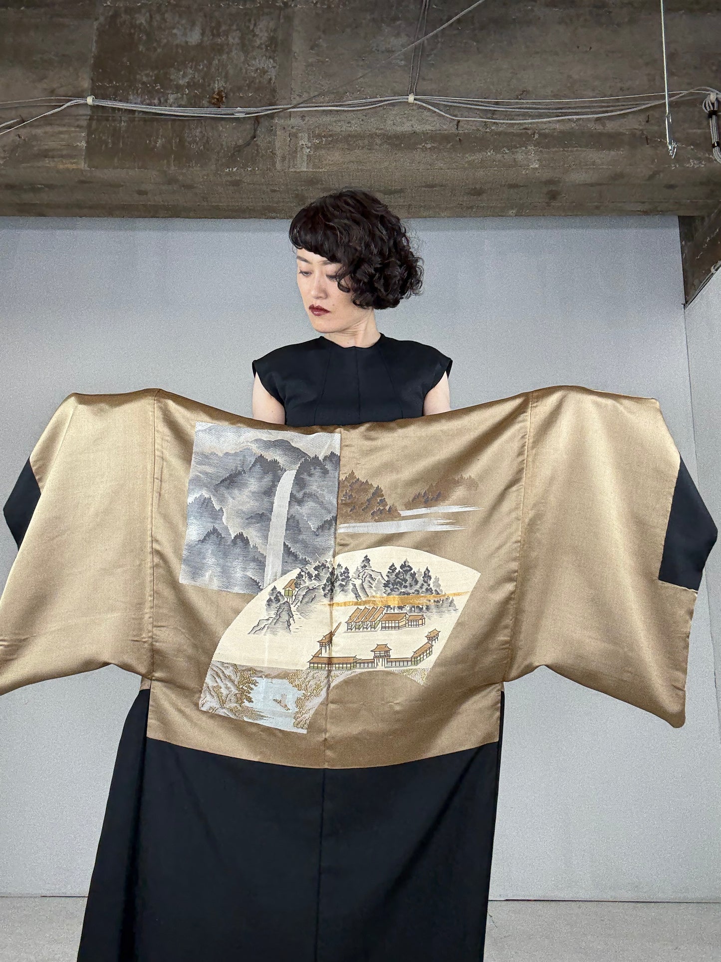 VINTAGE KUROMONTSUKI HAORI "gold, oyashiki" *damage