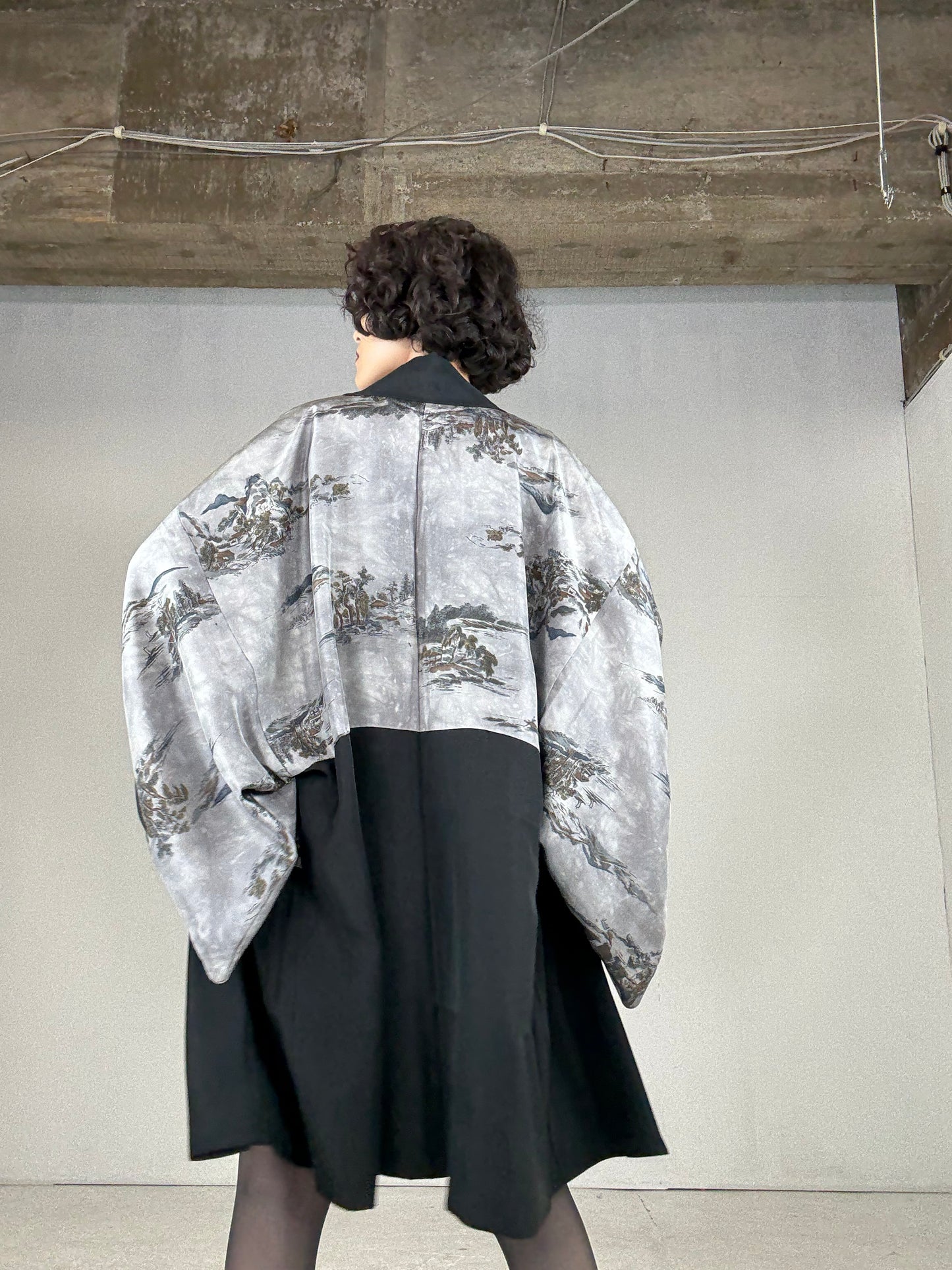 VINTAGE KUROMONTSUKI HAORI "sougara, Umbrella Motif Kamon"