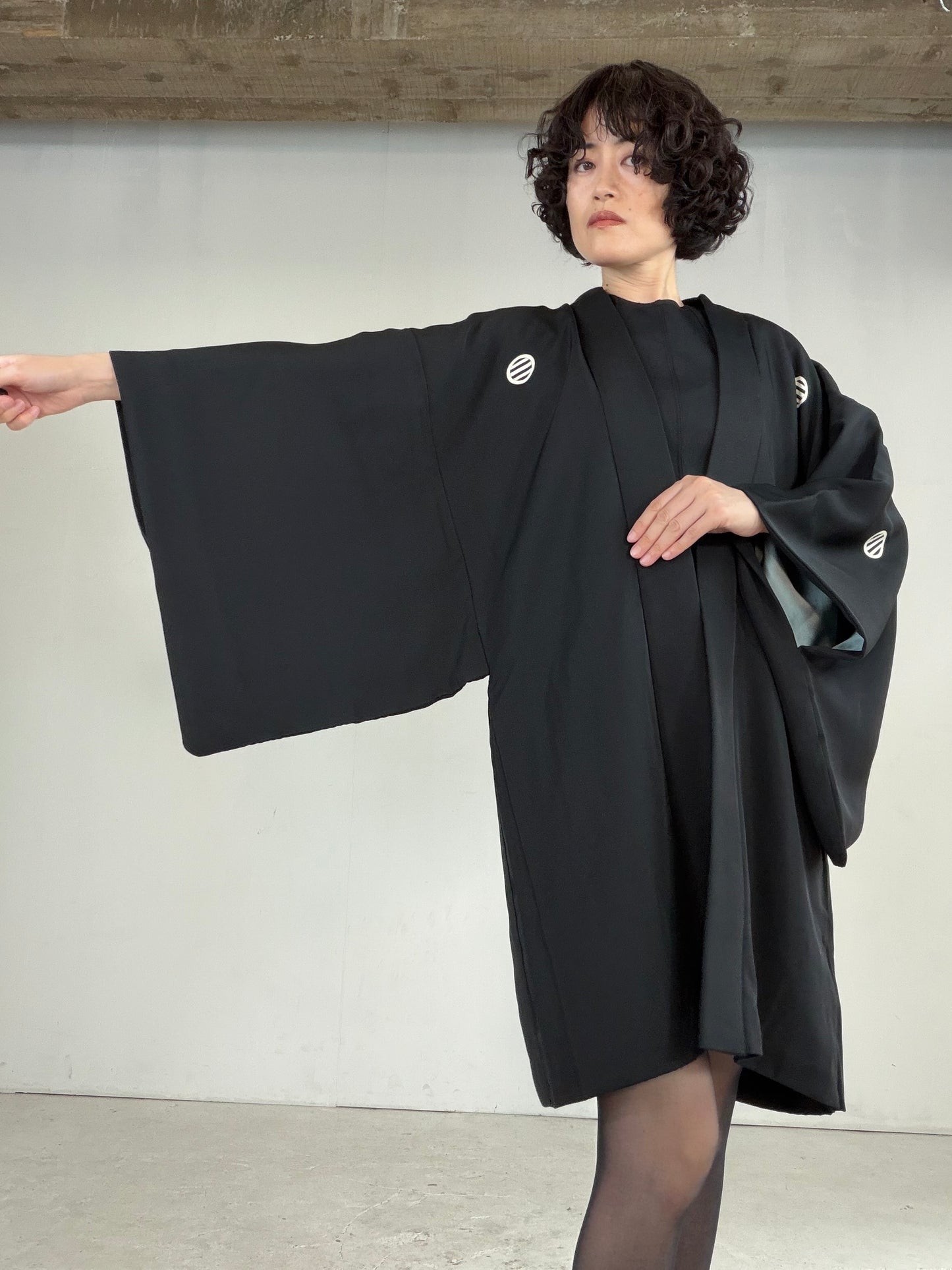 VINTAGE KUROMONTSUKI HAORI "matsu, maruni-mitsubiki, KUR125"