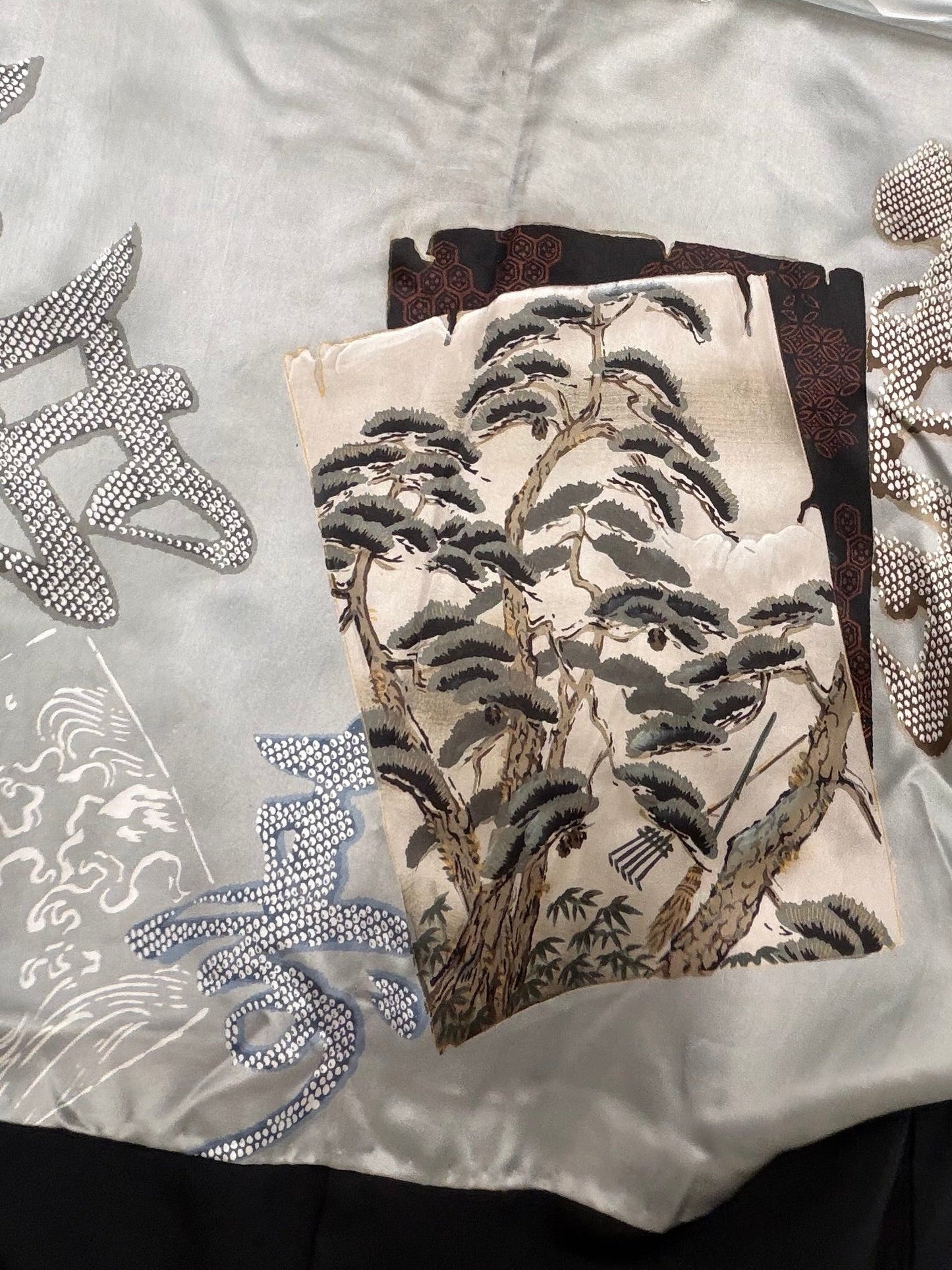 VINTAGE KUROMONTSUKI HAORI "matsu, maruni-mitsubiki, KUR125"
