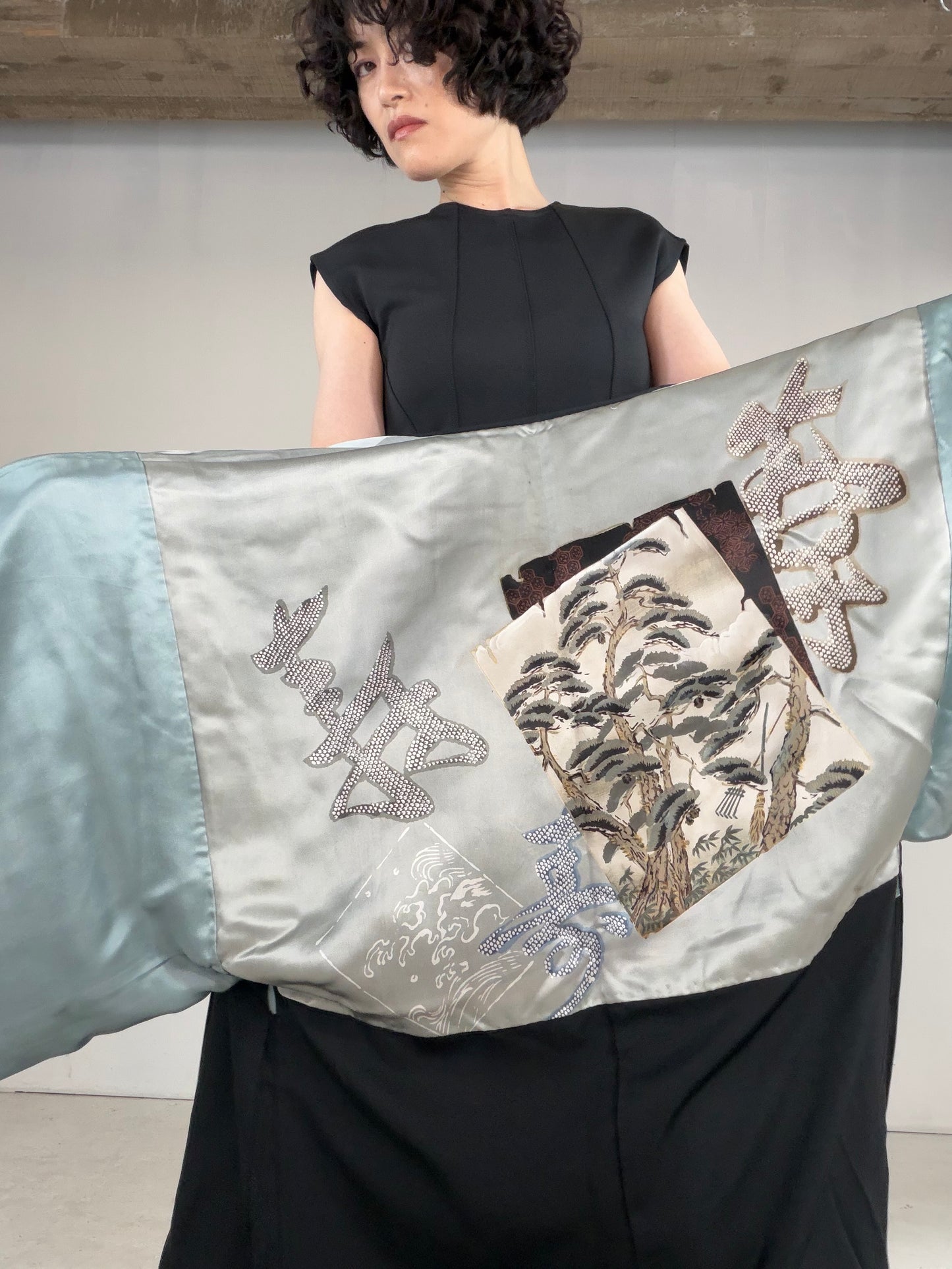VINTAGE KUROMONTSUKI HAORI "matsu, maruni-mitsubiki, KUR125"