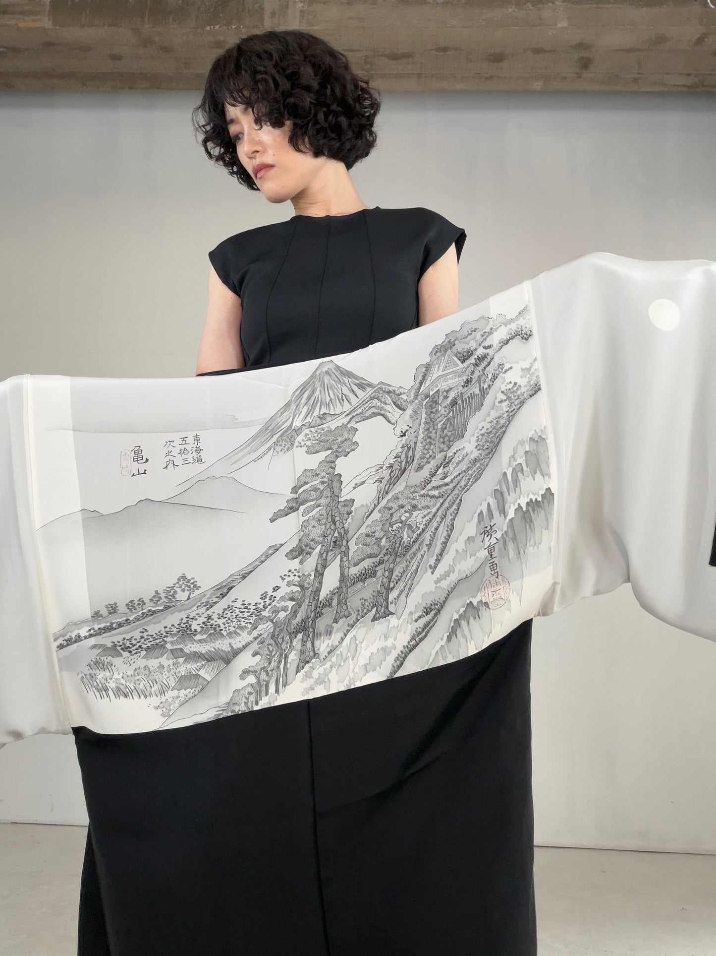 VINTAGE KUROMONTSUKI HAORI "suibokuga, gosan-kiri-mon, KUR122"