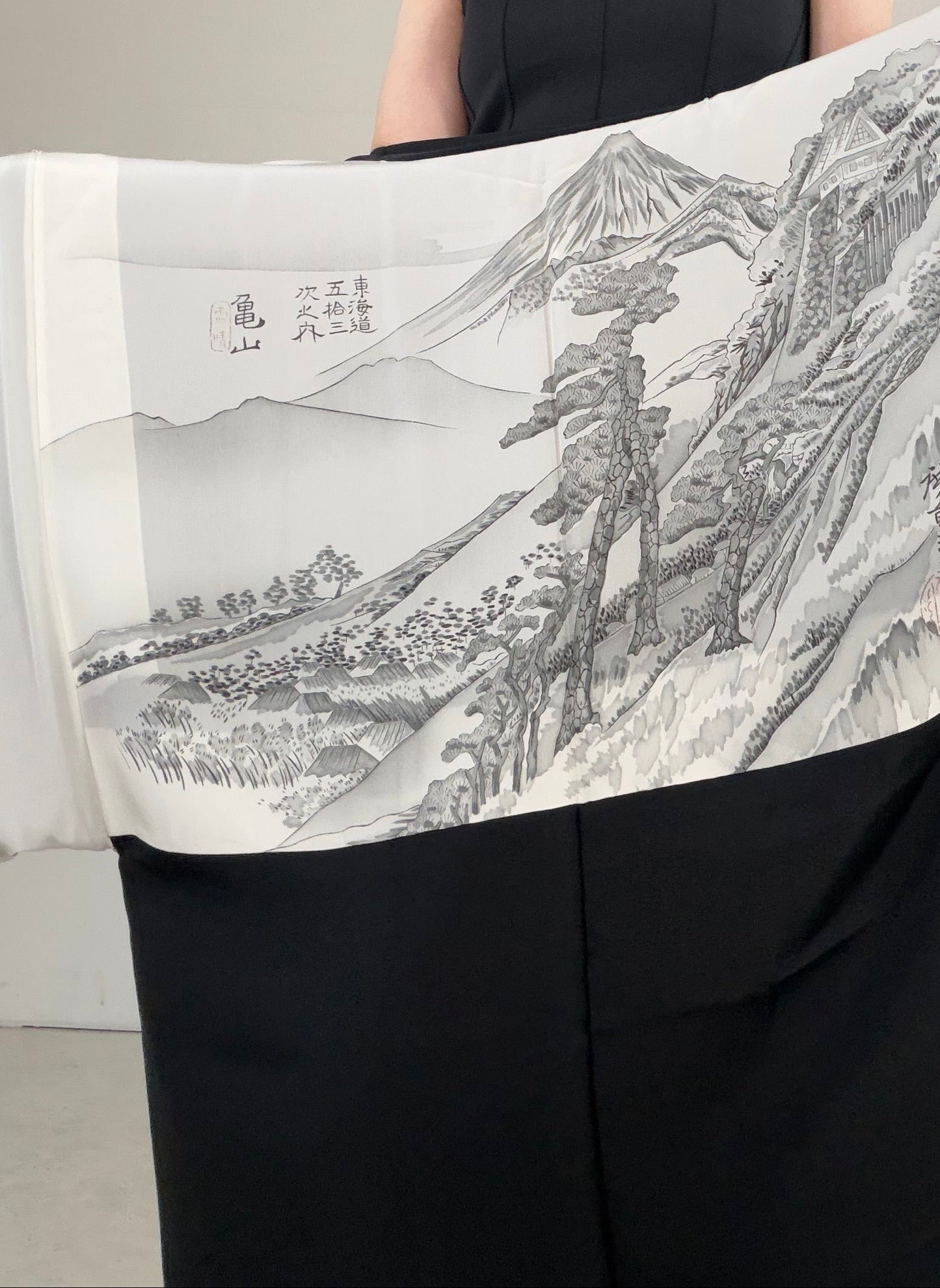 VINTAGE KUROMONTSUKI HAORI "suibokuga, gosan-kiri-mon, KUR122"