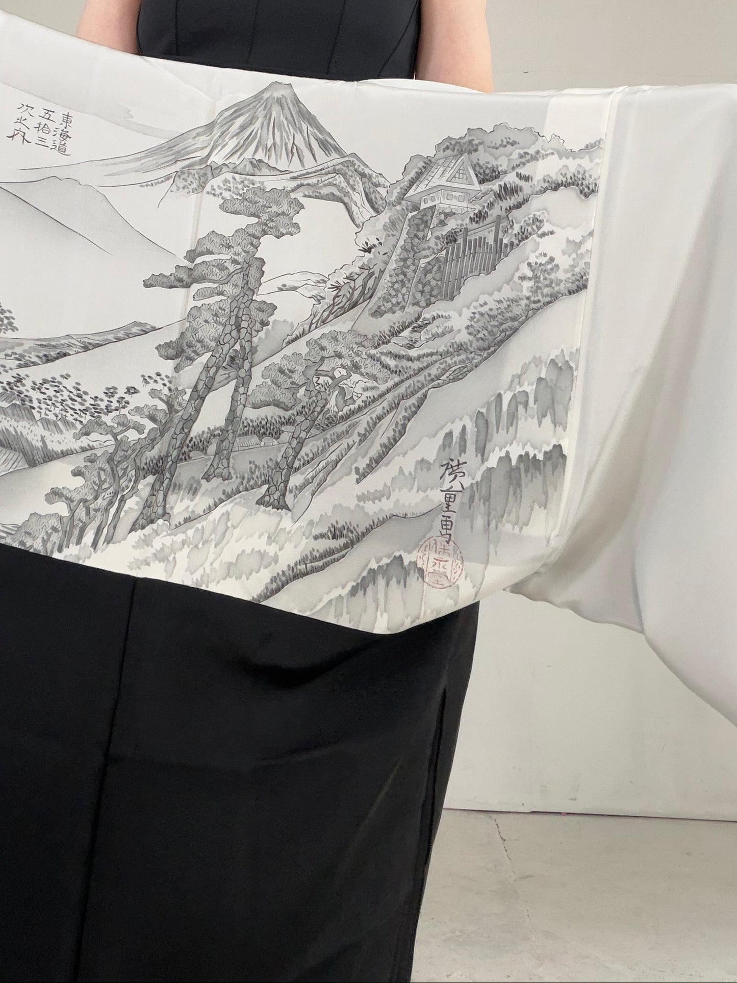 VINTAGE KUROMONTSUKI HAORI "suibokuga, gosan-kiri-mon, KUR122"