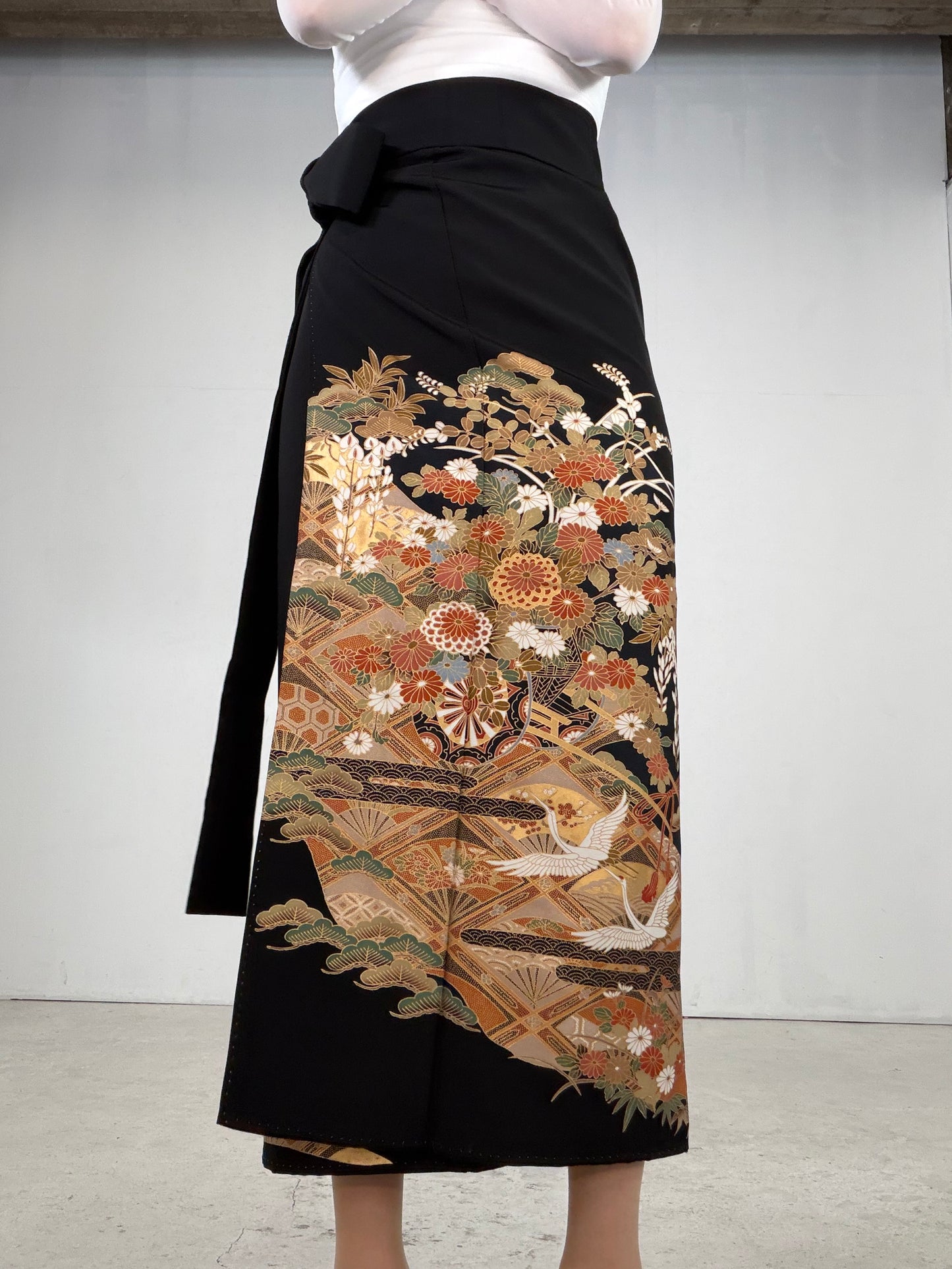 REIWA NIBUSHIKI KIMONO upcycled from Japanese kimono “kurotome, NIB005”