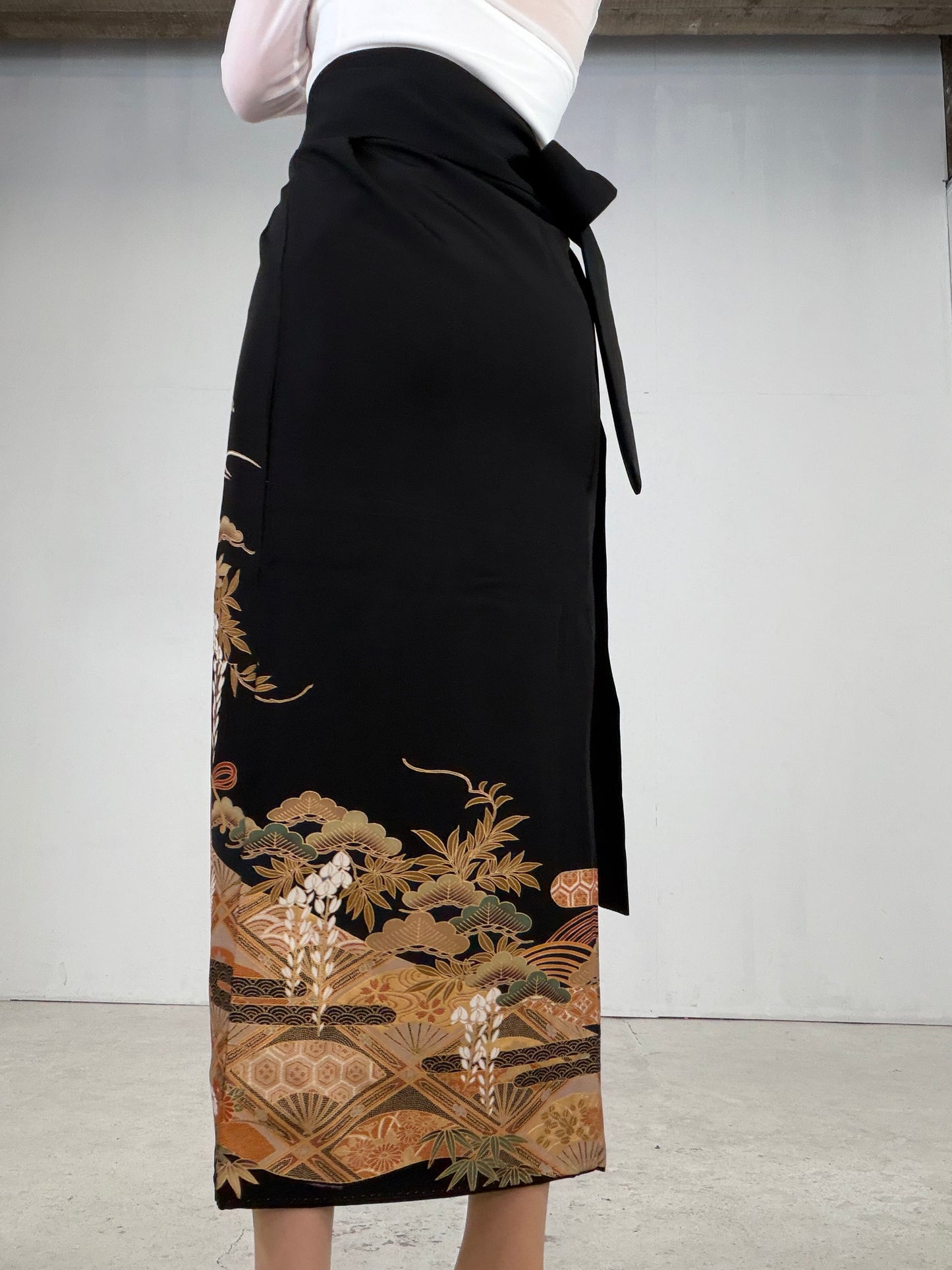 REIWA NIBUSHIKI KIMONO upcycled from Japanese kimono “kurotome, NIB005”
