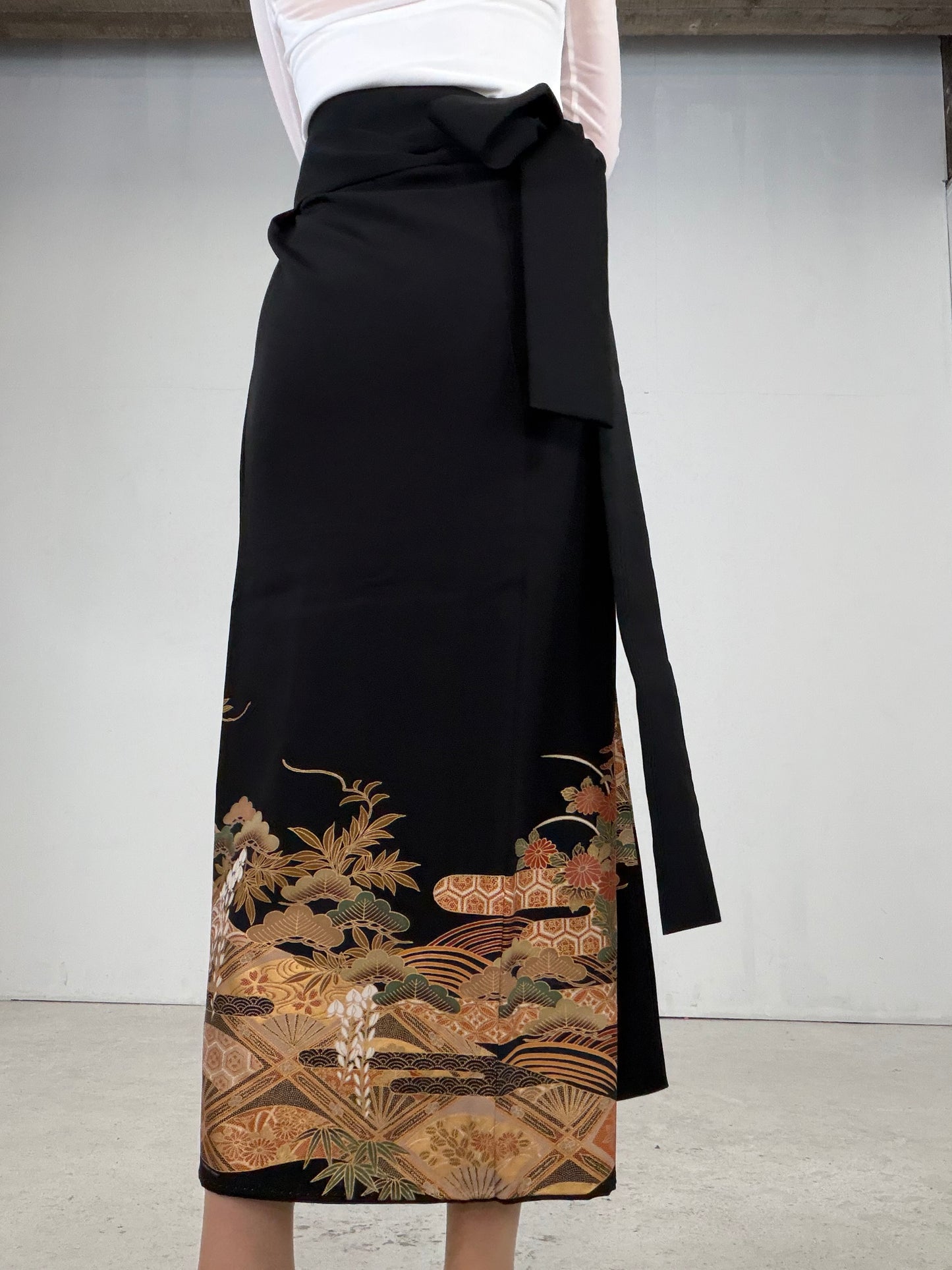 REIWA NIBUSHIKI KIMONO upcycled from Japanese kimono “kurotome, NIB005”
