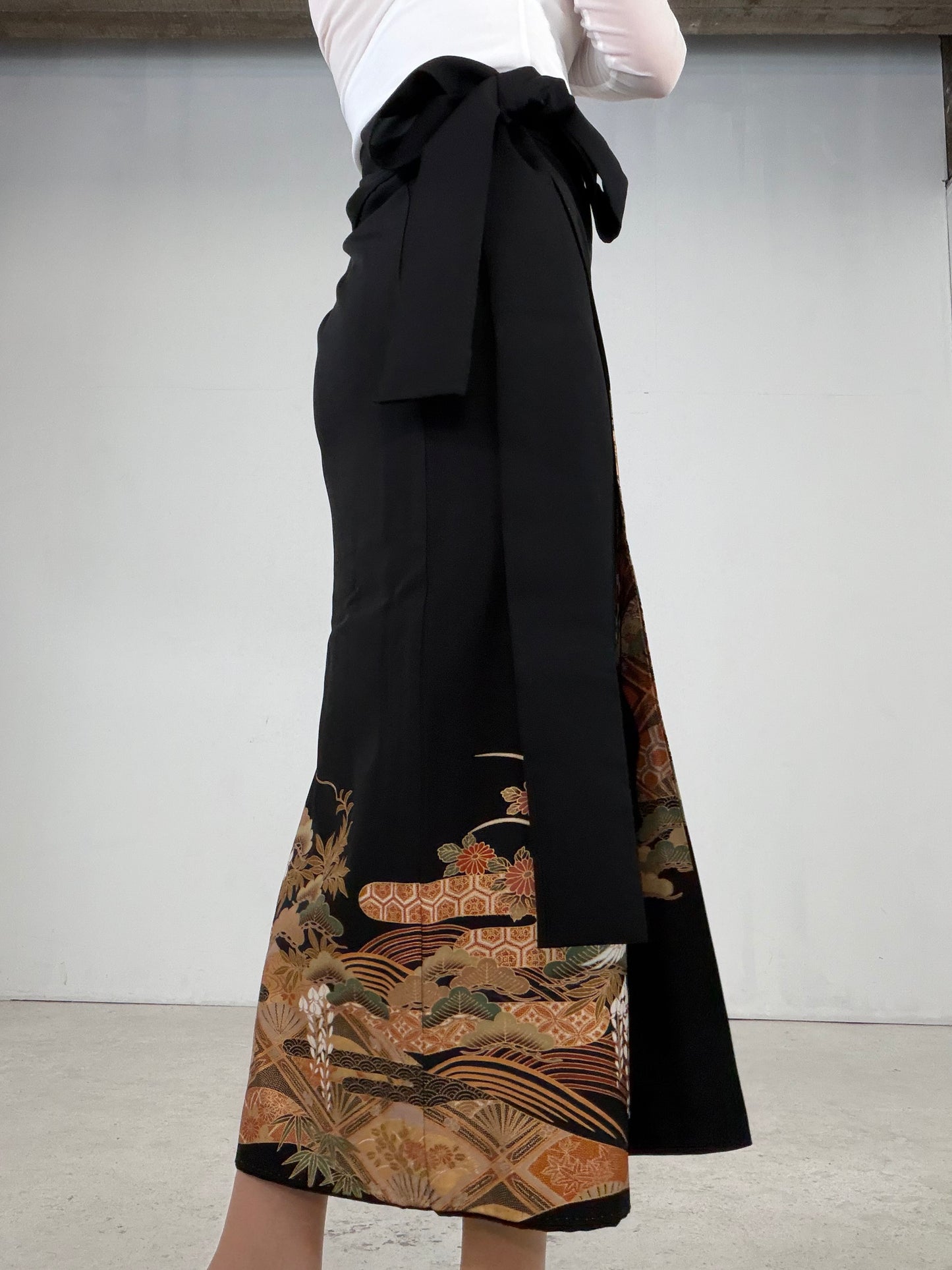 REIWA NIBUSHIKI KIMONO upcycled from Japanese kimono “kurotome, NIB005”