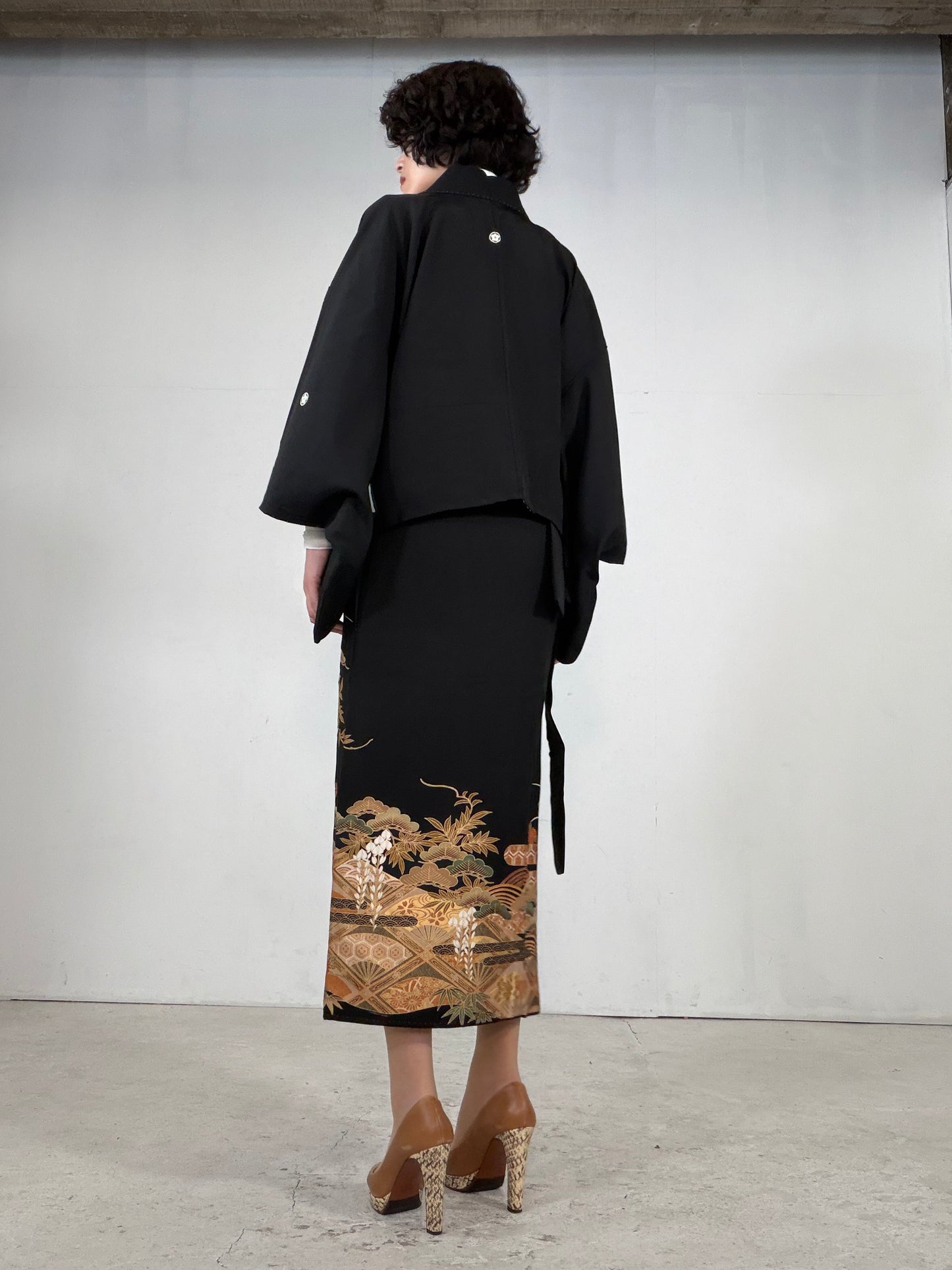 REIWA NIBUSHIKI KIMONO upcycled from Japanese kimono “kurotome, NIB005”