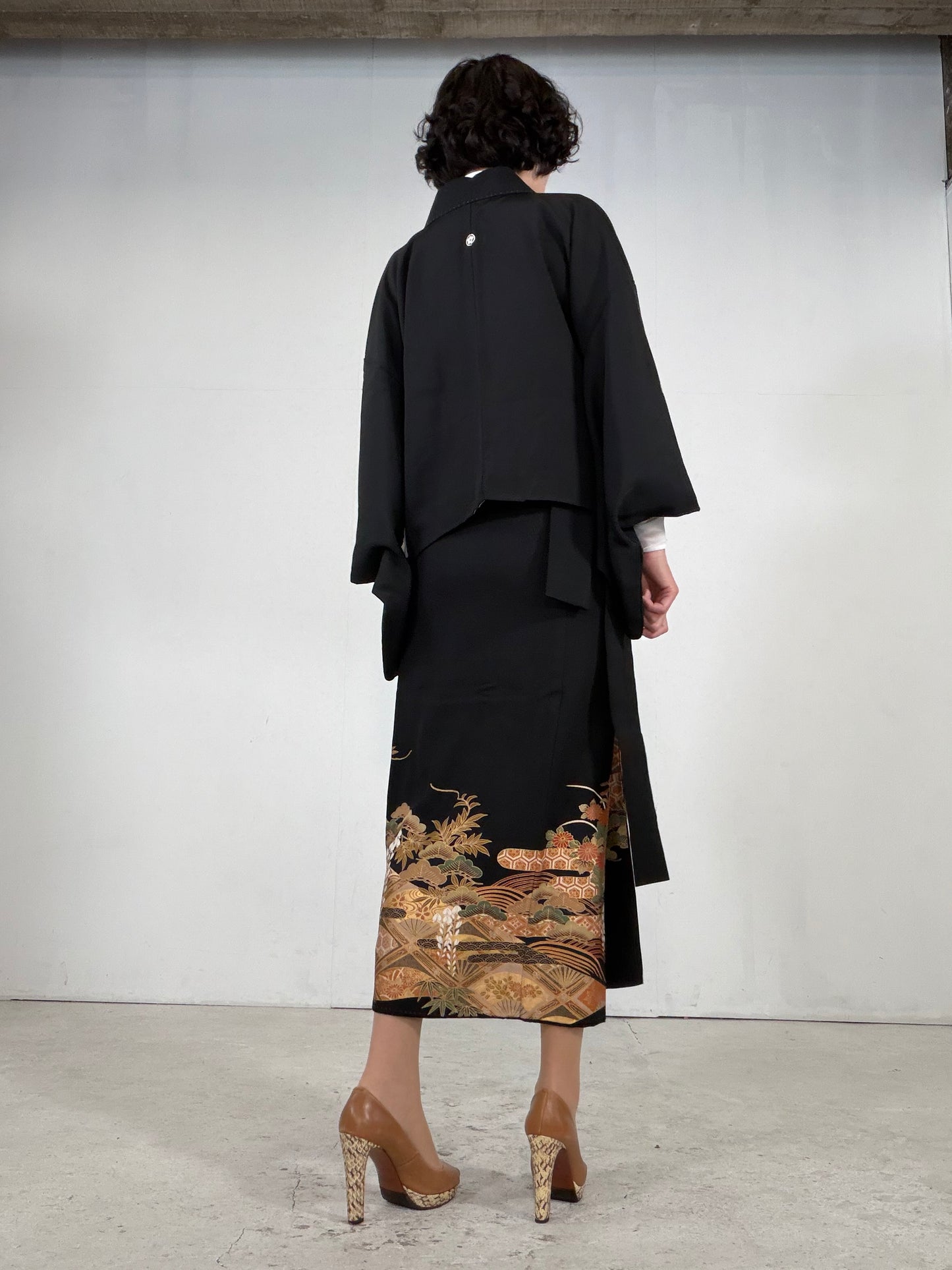 REIWA NIBUSHIKI KIMONO upcycled from Japanese kimono “kurotome, NIB005”