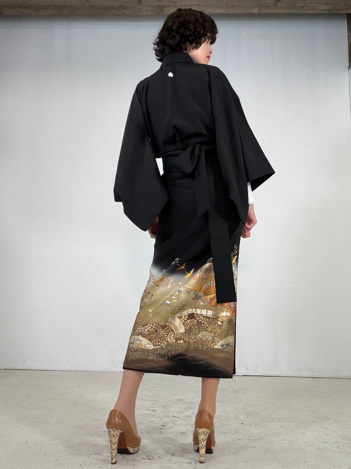 REIWA NIBUSHIKI KIMONO upcycled from Japanese kimono “kurotome, NIB003”