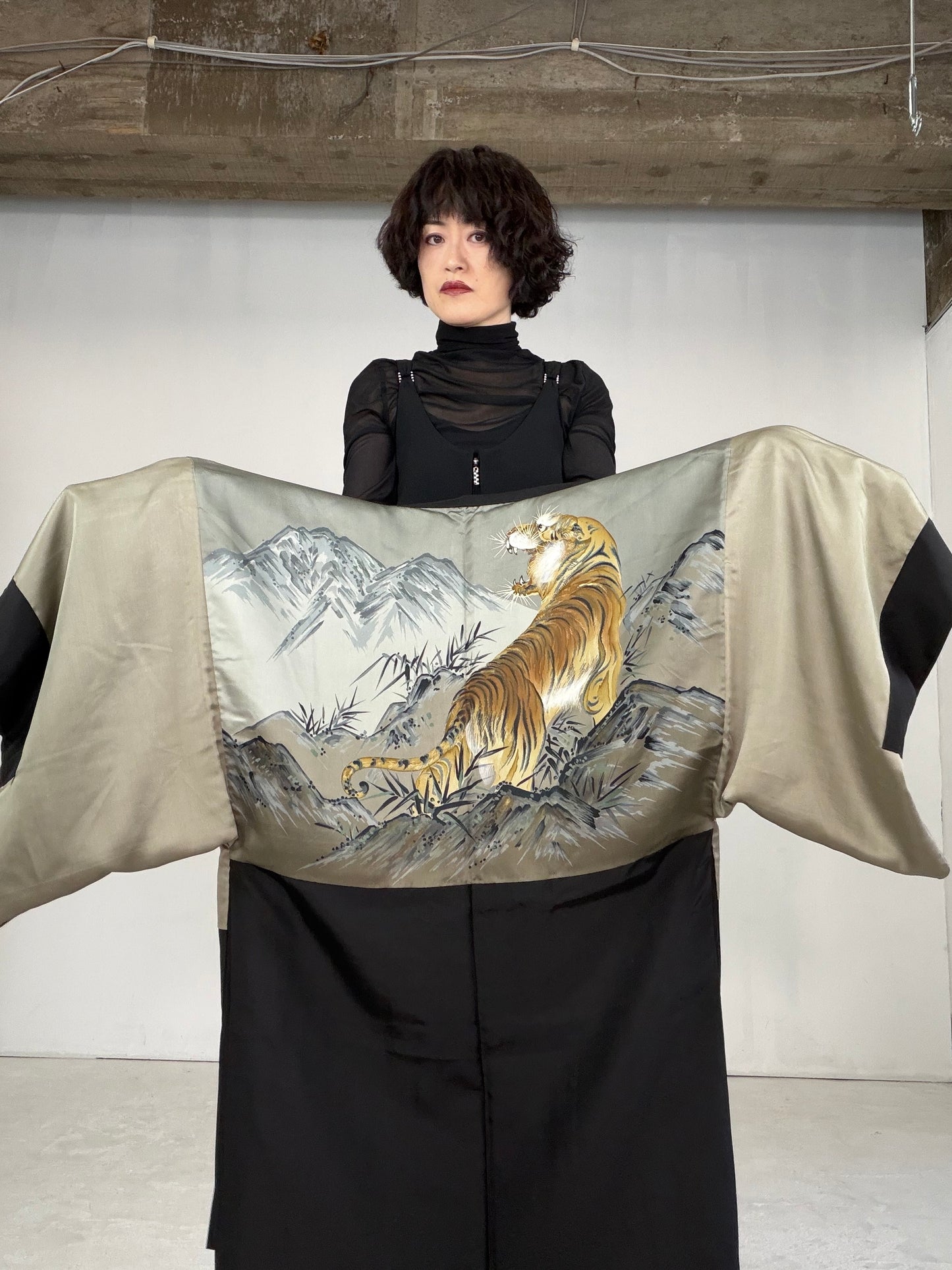 VINTAGE KUROMONTSUKI HAORI "tiger, KUR103" *damage