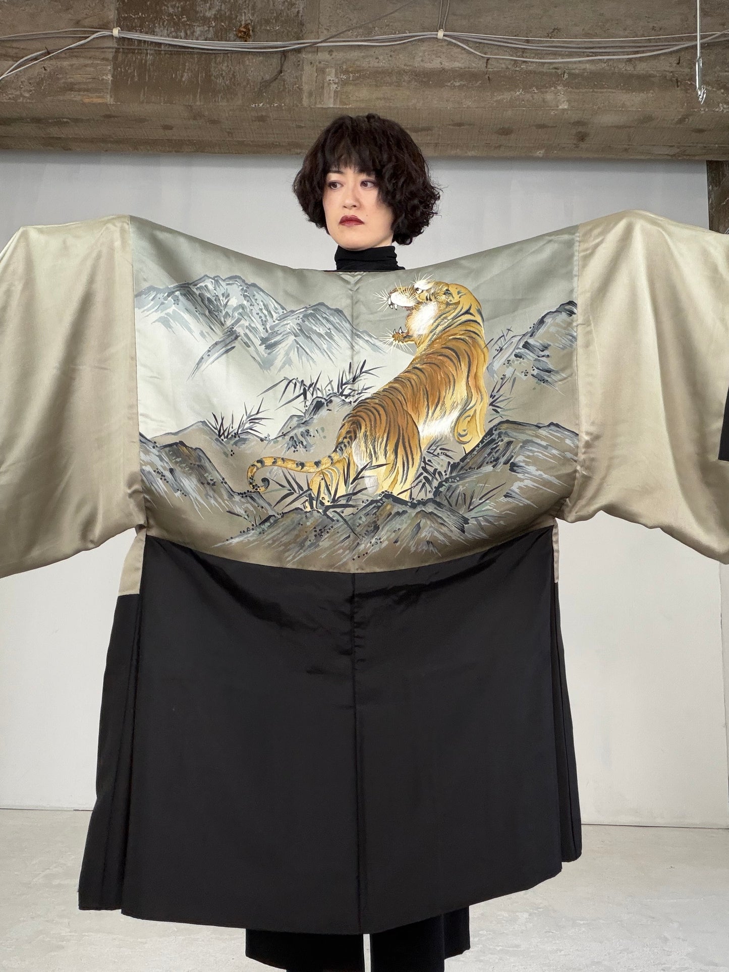 VINTAGE KUROMONTSUKI HAORI "tiger, KUR103" *damage