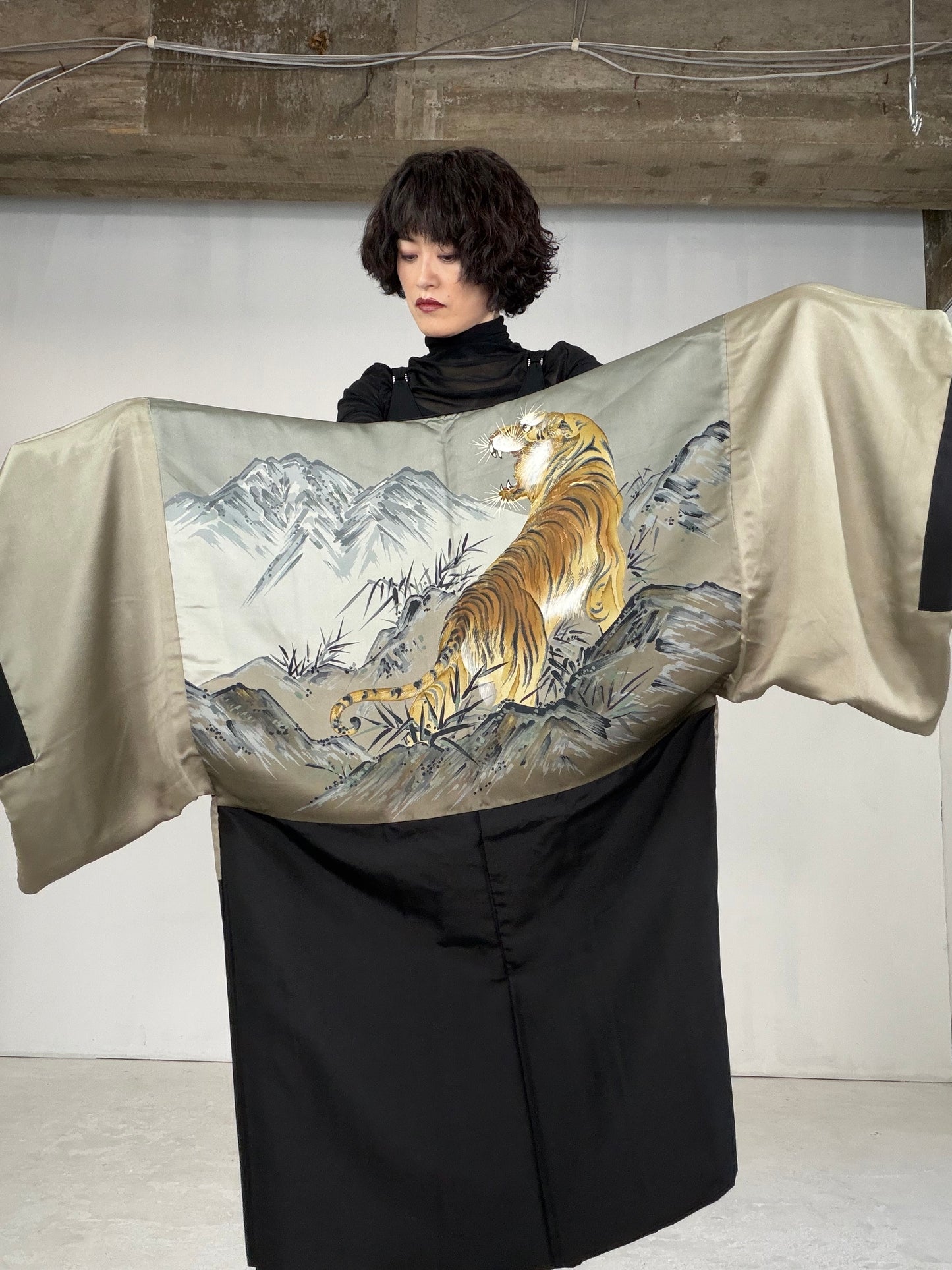 VINTAGE KUROMONTSUKI HAORI "tiger, KUR103" *damage