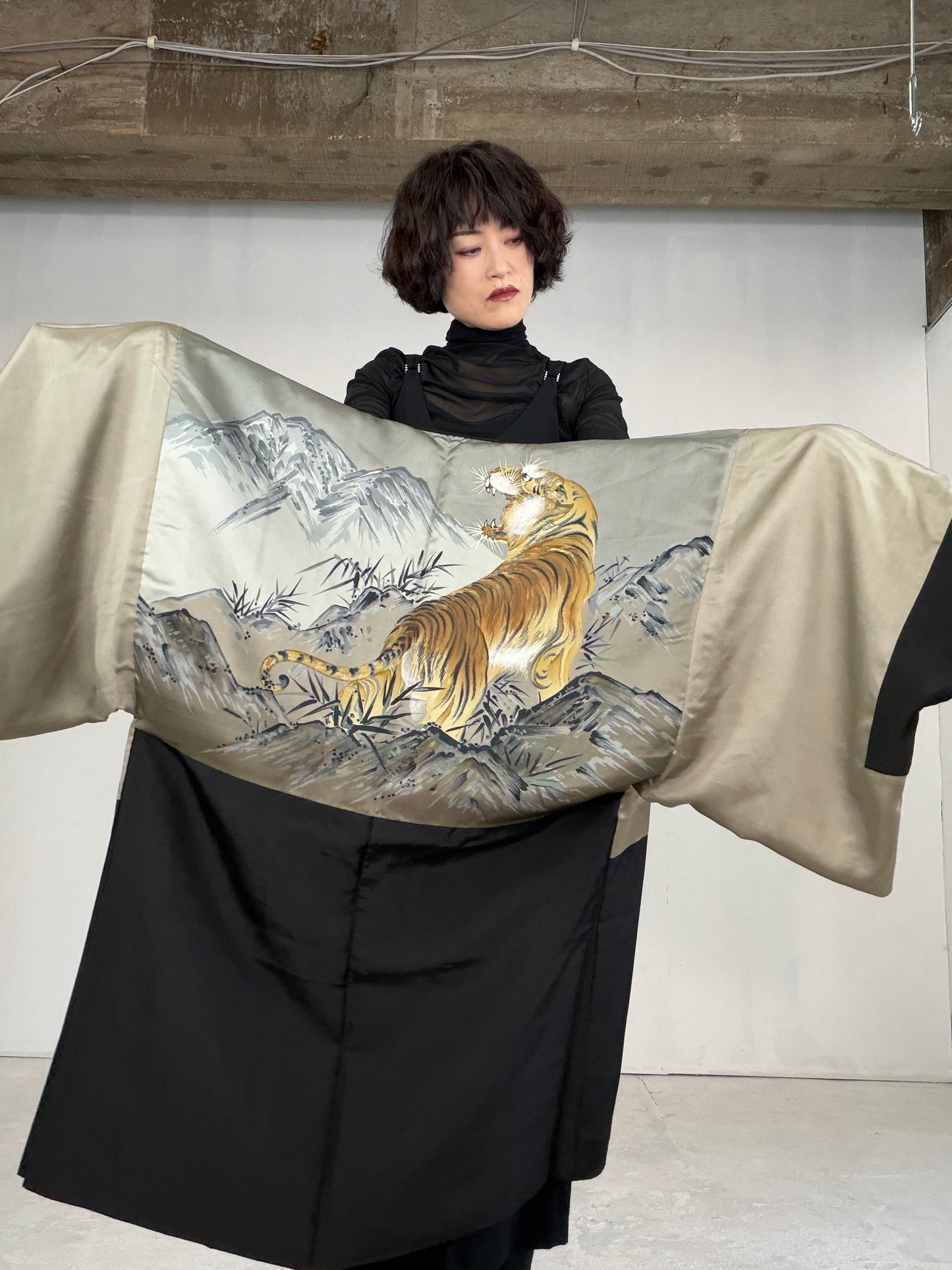 VINTAGE KUROMONTSUKI HAORI "tiger, KUR103" *damage