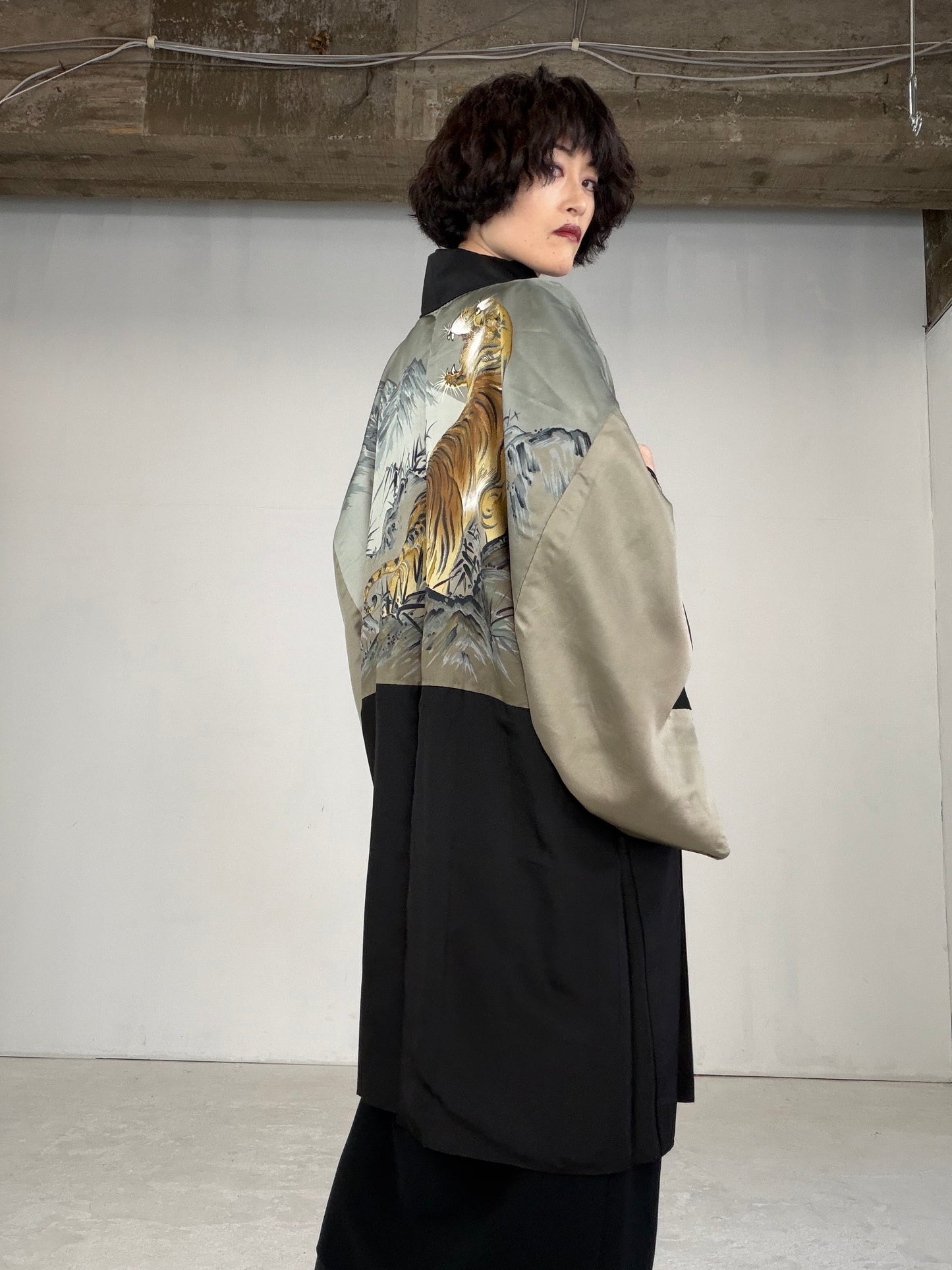 VINTAGE KUROMONTSUKI HAORI "tiger, KUR103" *damage