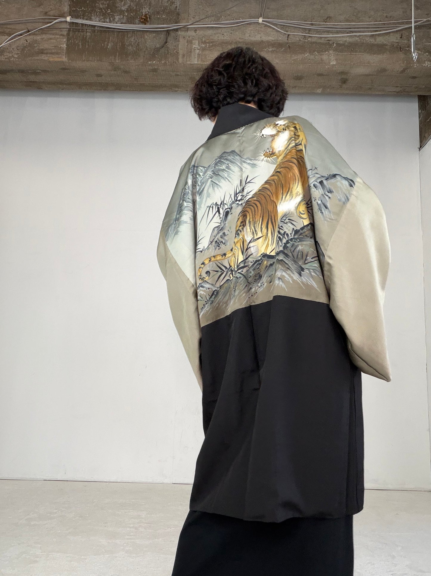 VINTAGE KUROMONTSUKI HAORI "tiger, KUR103" *damage