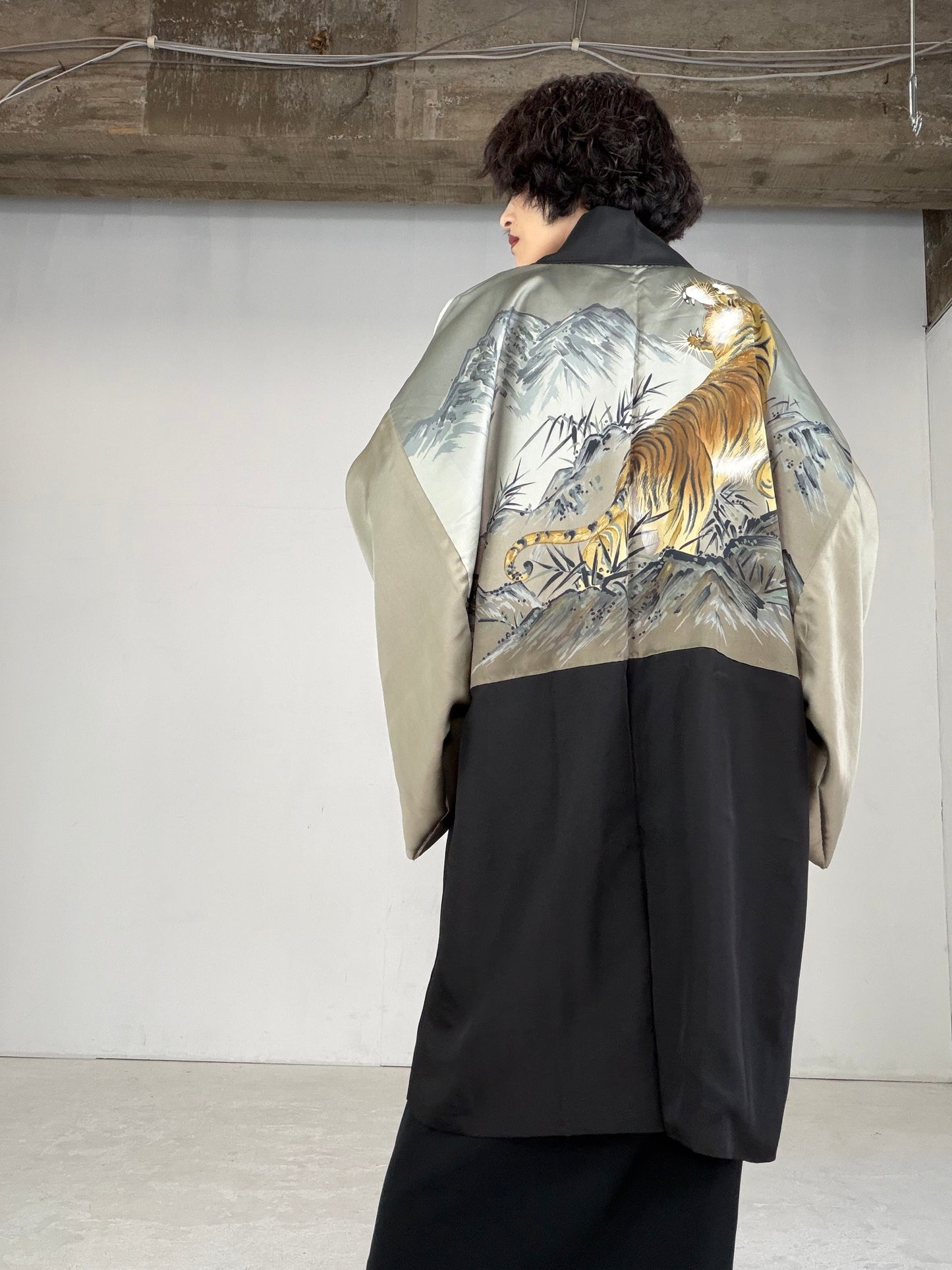 VINTAGE KUROMONTSUKI HAORI "tiger, KUR103" *damage