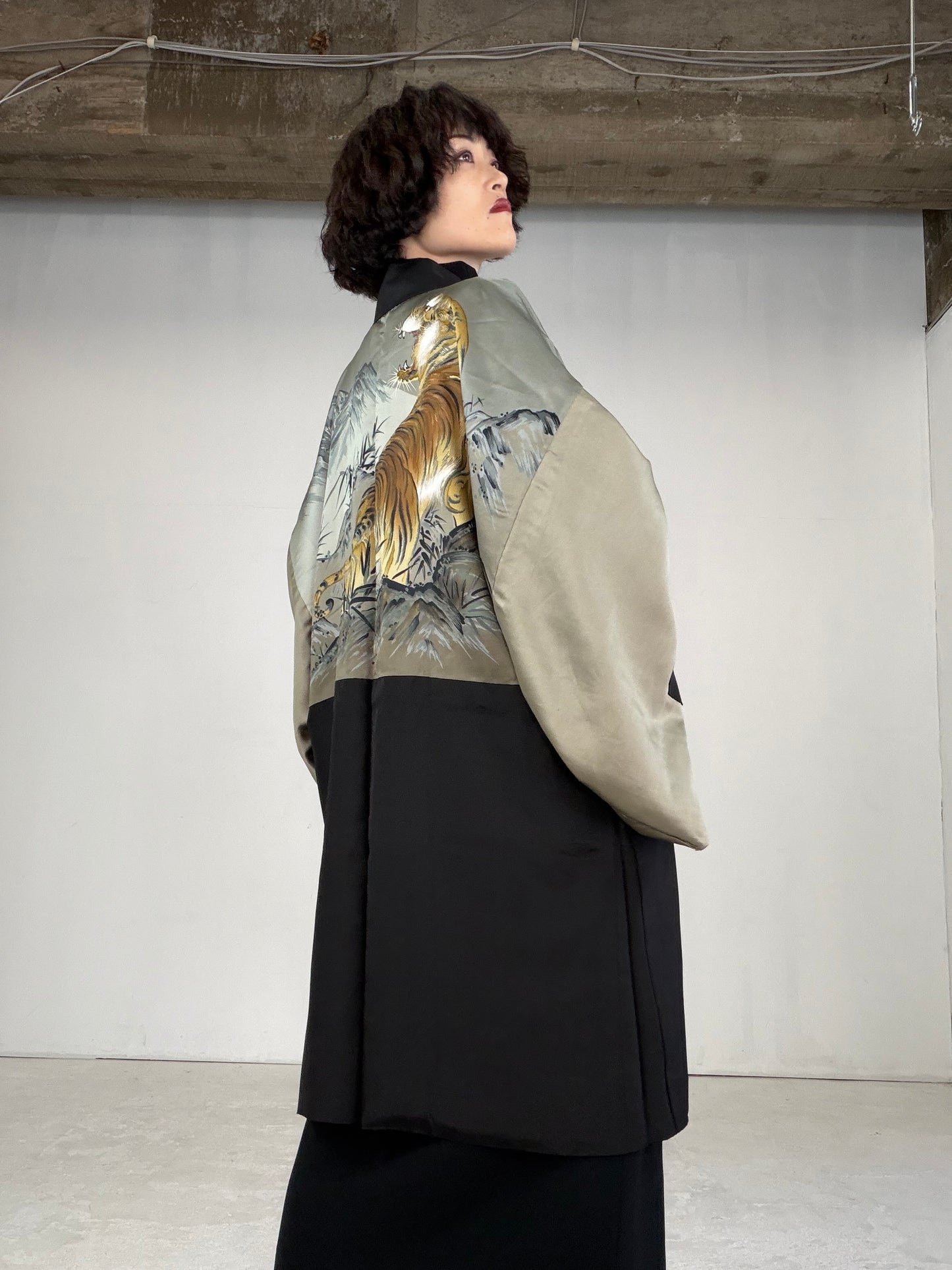 VINTAGE KUROMONTSUKI HAORI "tiger, KUR103" *damage