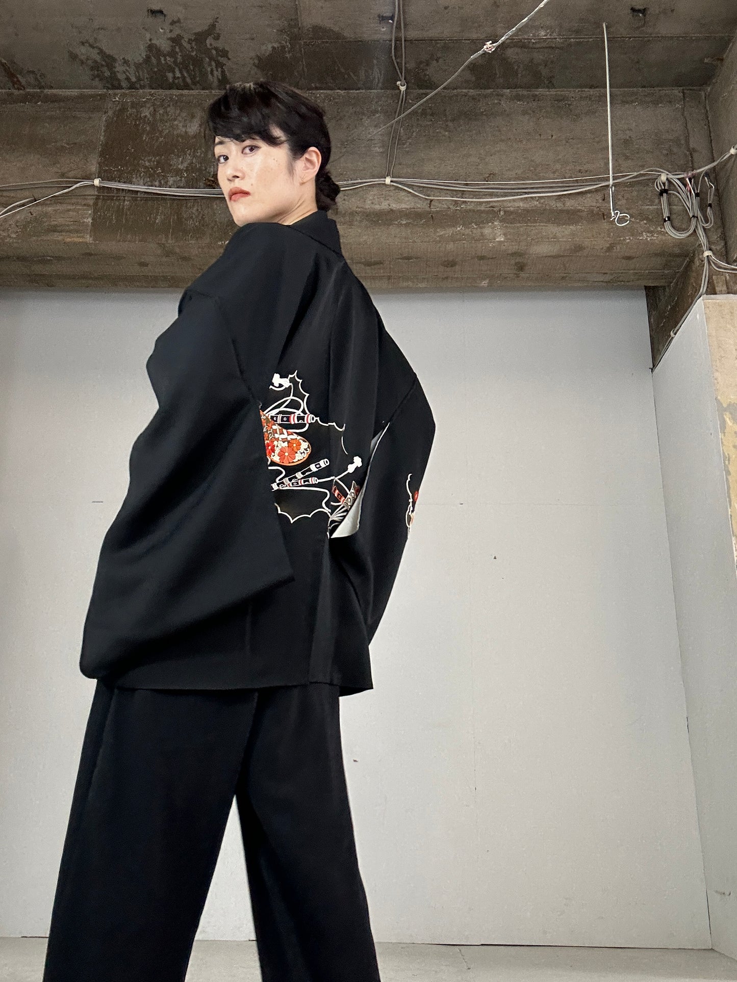 VINTAGE BLACK HAORI "yokobue, inside vases and flowers"