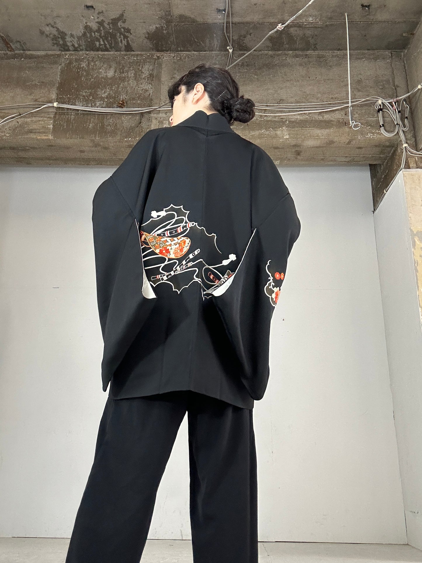 VINTAGE BLACK HAORI "yokobue, inside vases and flowers"