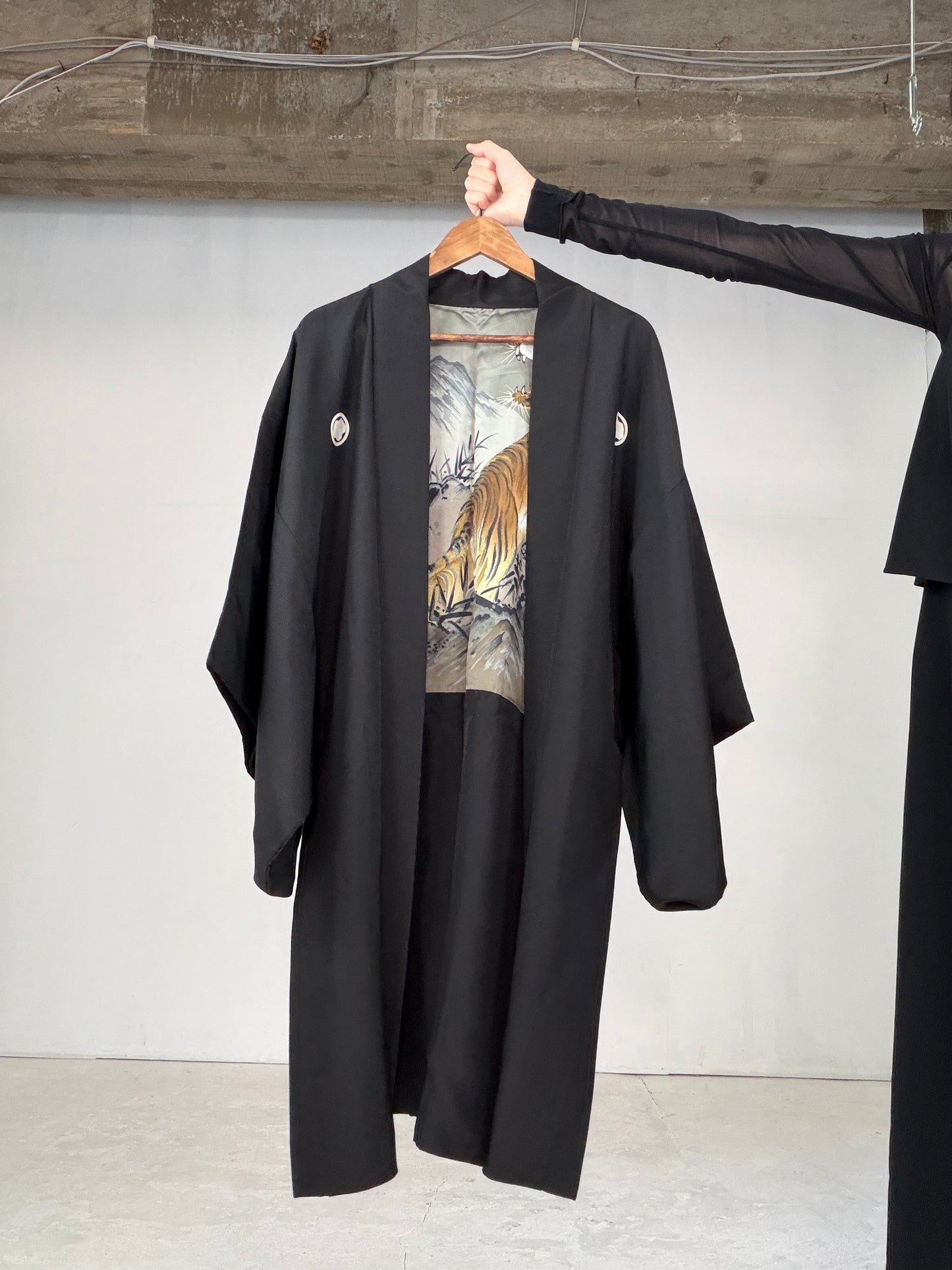 VINTAGE KUROMONTSUKI HAORI "tiger, KUR103" *damage