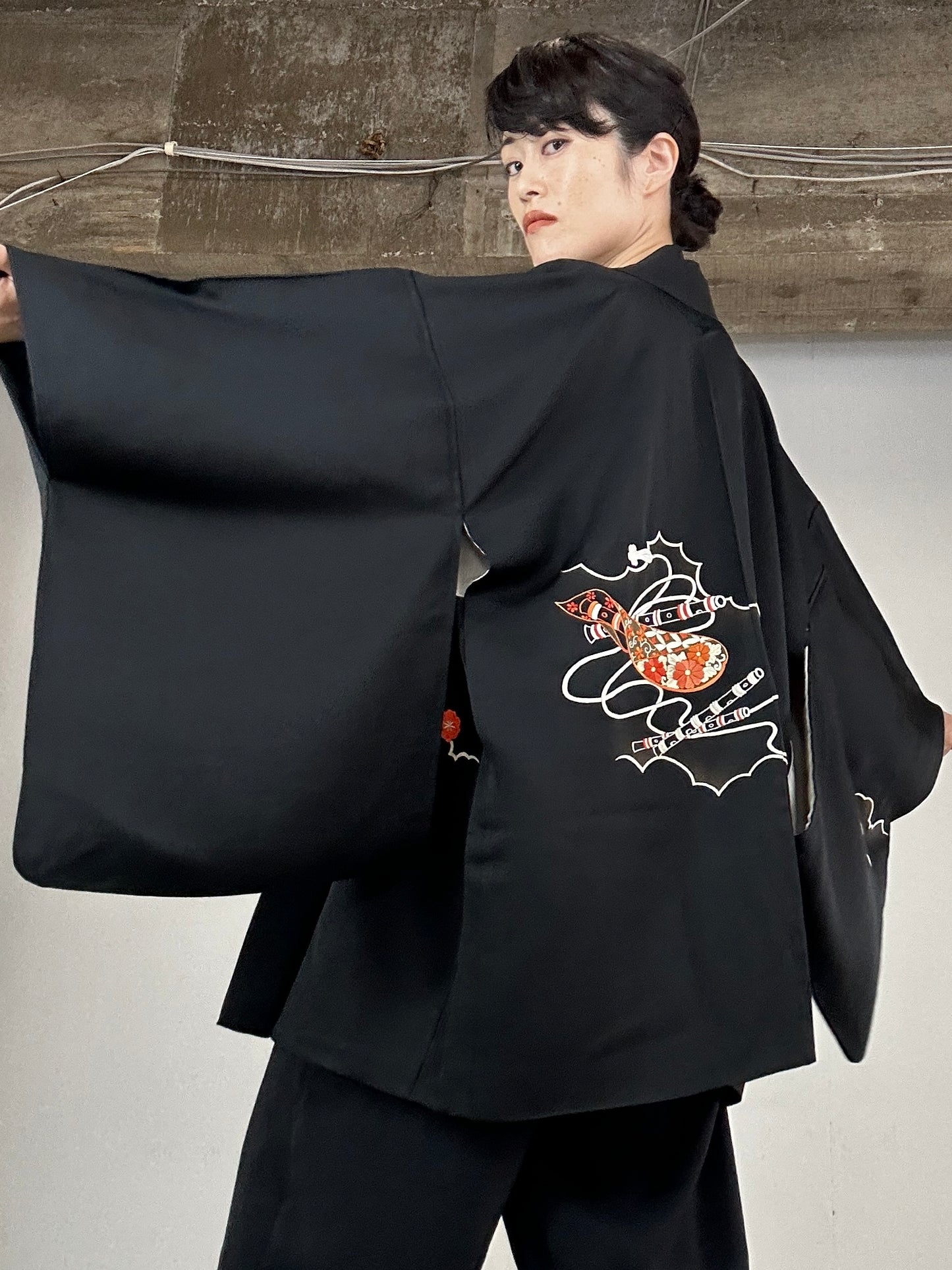 VINTAGE BLACK HAORI "yokobue, inside vases and flowers"