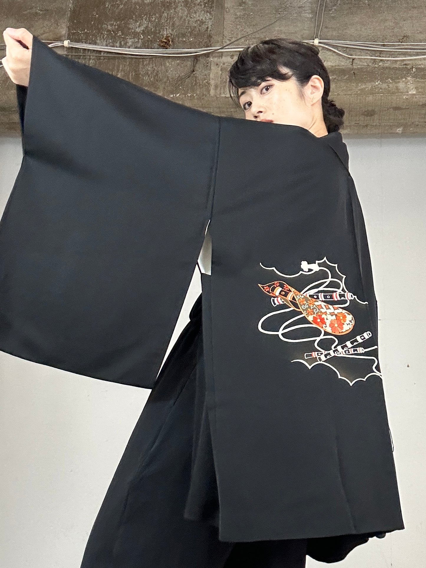 VINTAGE BLACK HAORI "yokobue, inside vases and flowers"