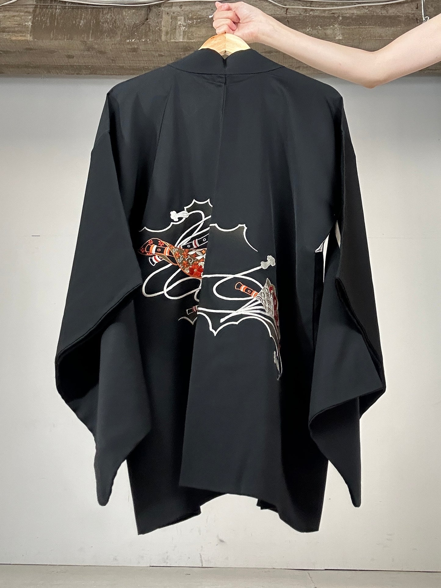 VINTAGE BLACK HAORI "yokobue, inside vases and flowers"