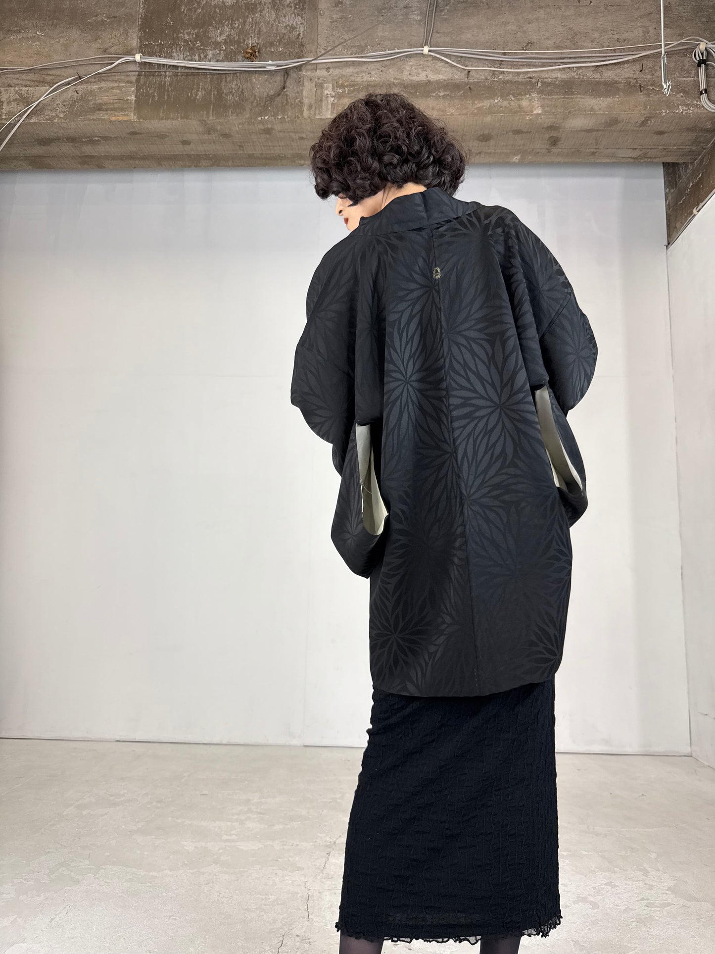 VINTAGE BLACK HAORI "ground pattern, dynamic kiku"
