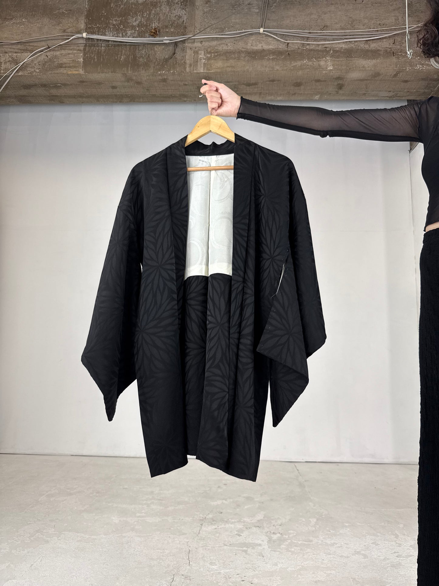 VINTAGE BLACK HAORI "ground pattern, dynamic kiku"